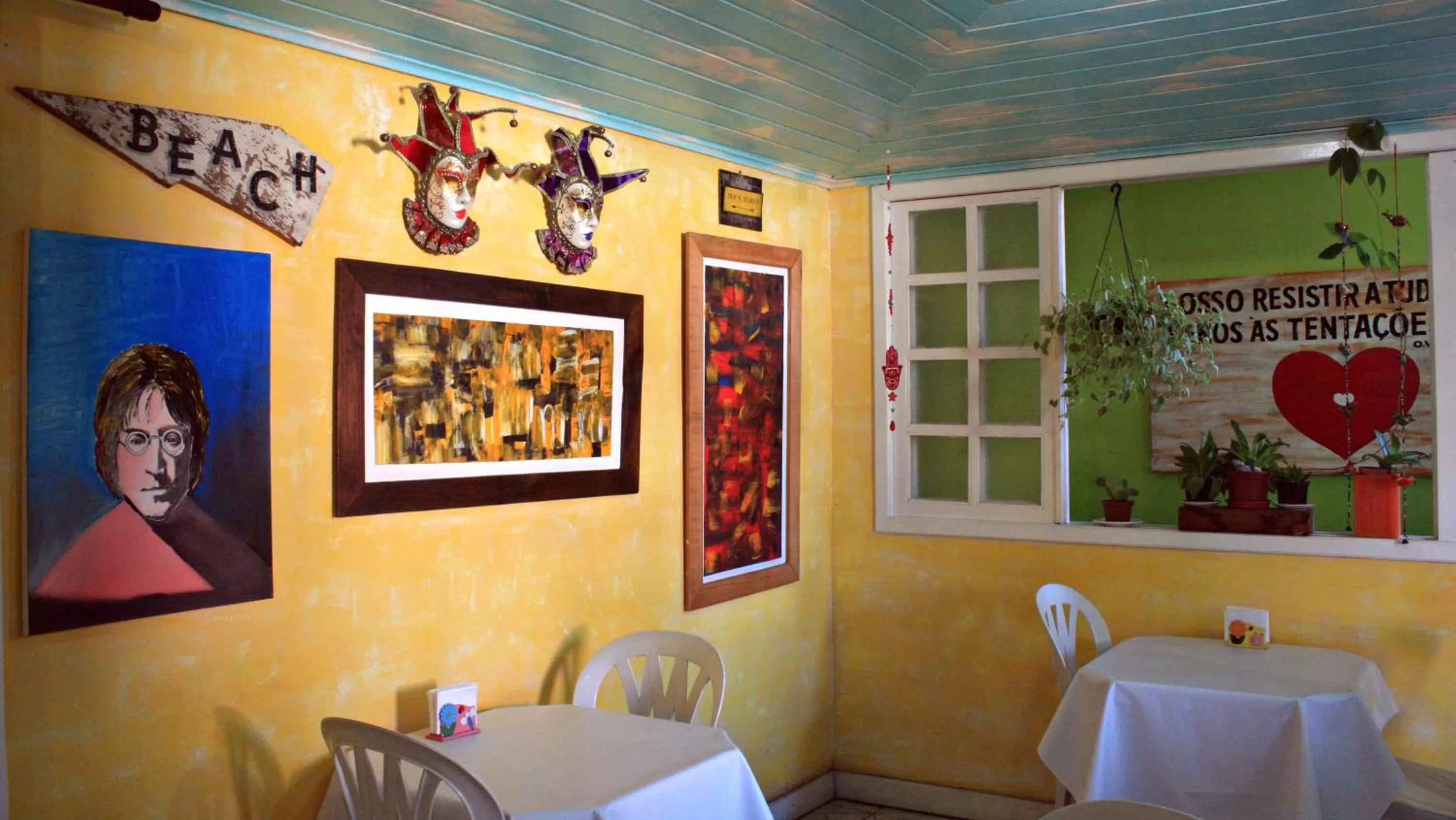 Restaurant/places to eat in Pousada Mare Blue