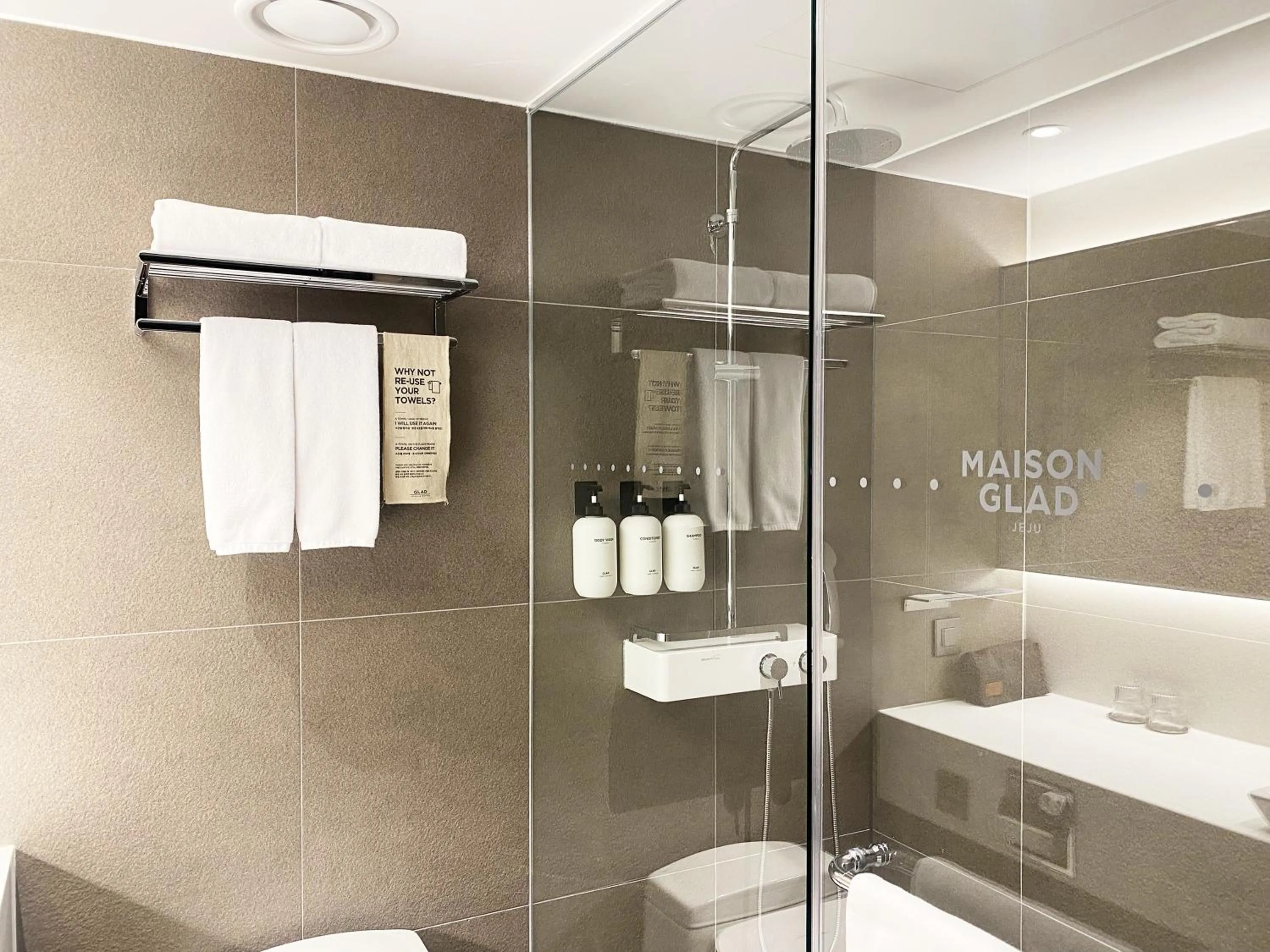 Shower in Maison Glad Jeju
