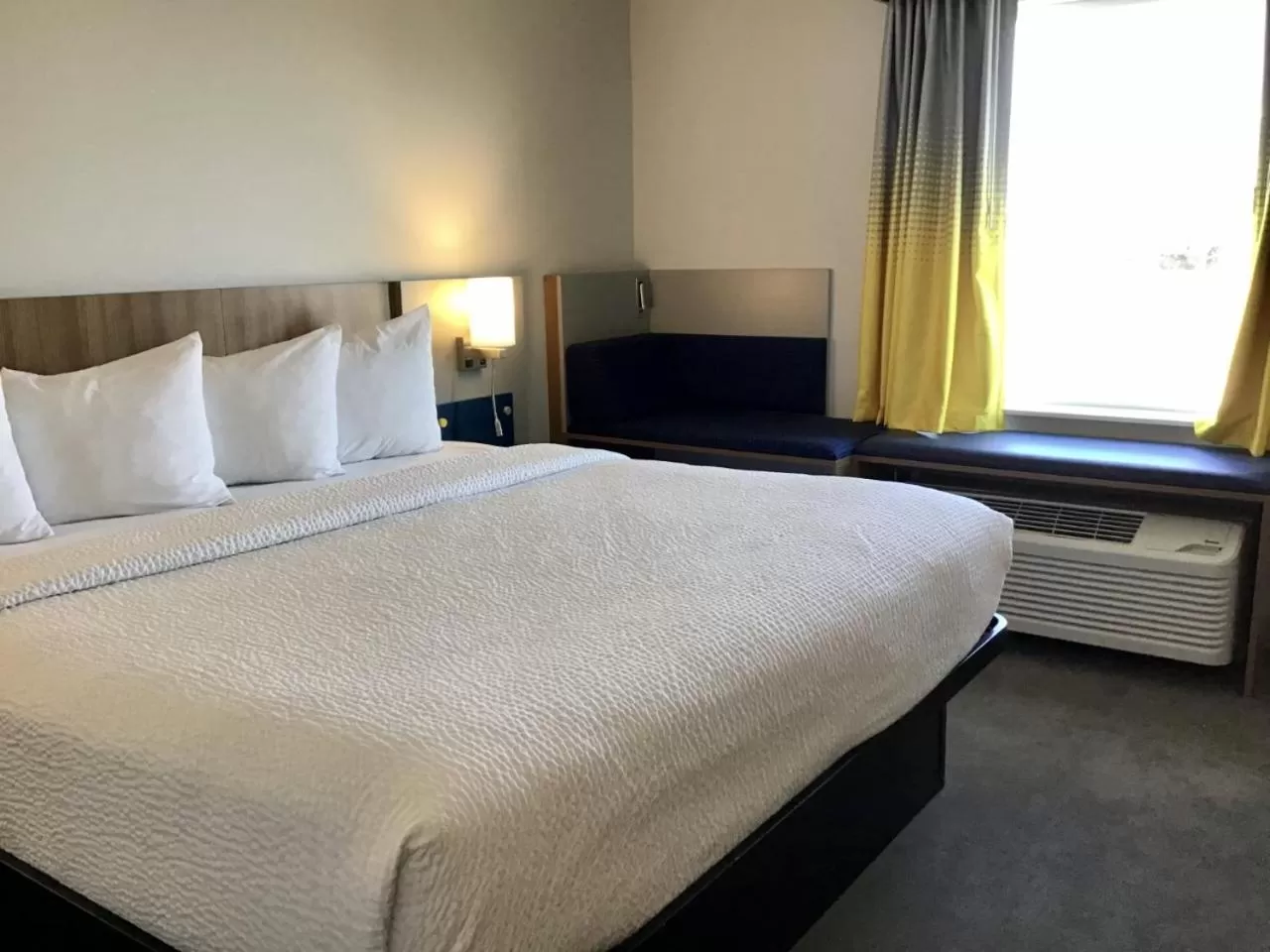 Bedroom, Bed in Holiday Inn Express & Suites George - Quincy South by IHG
