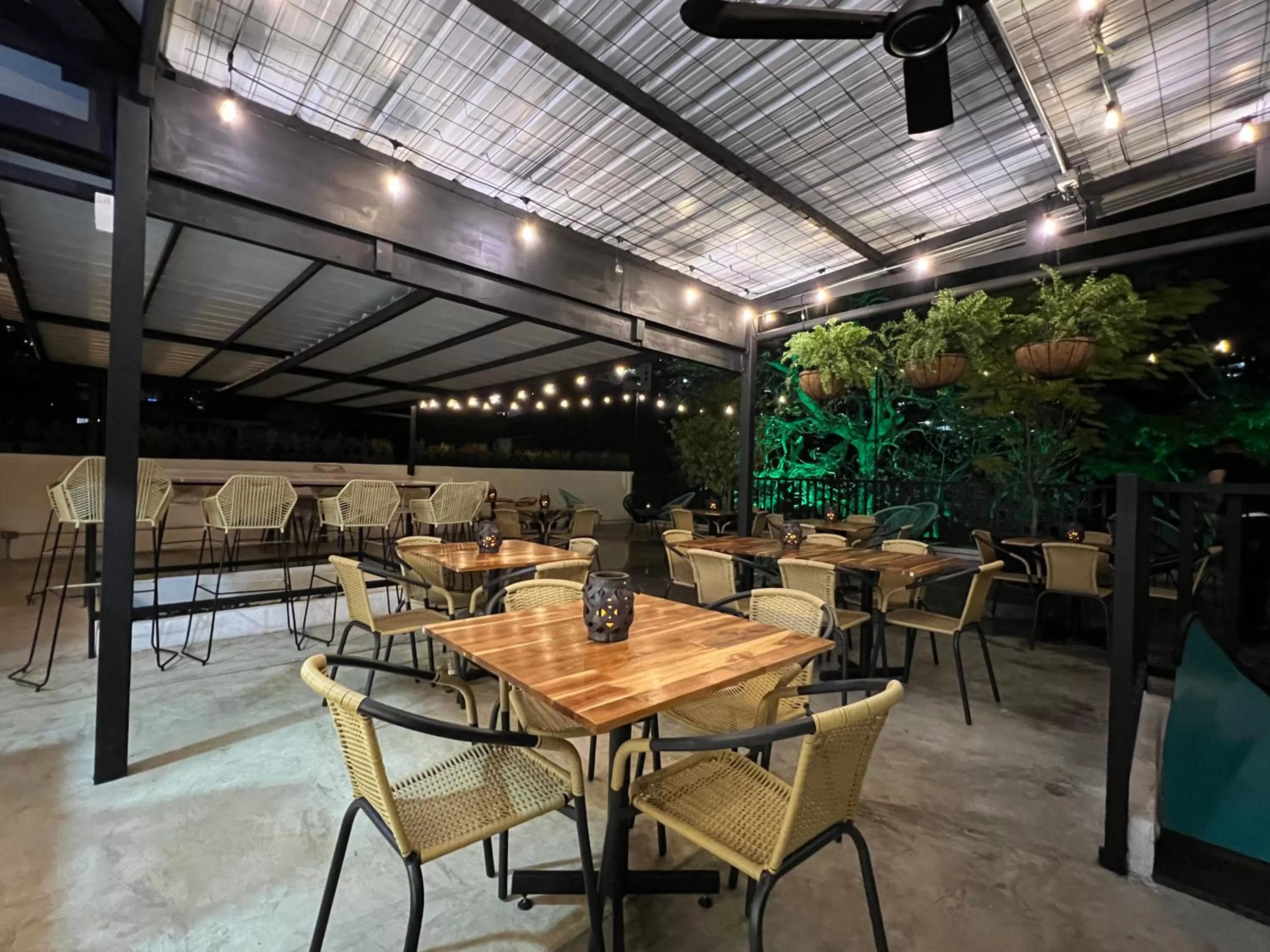 Restaurant/places to eat in HOTEL 9.5 SAN FERNANDO