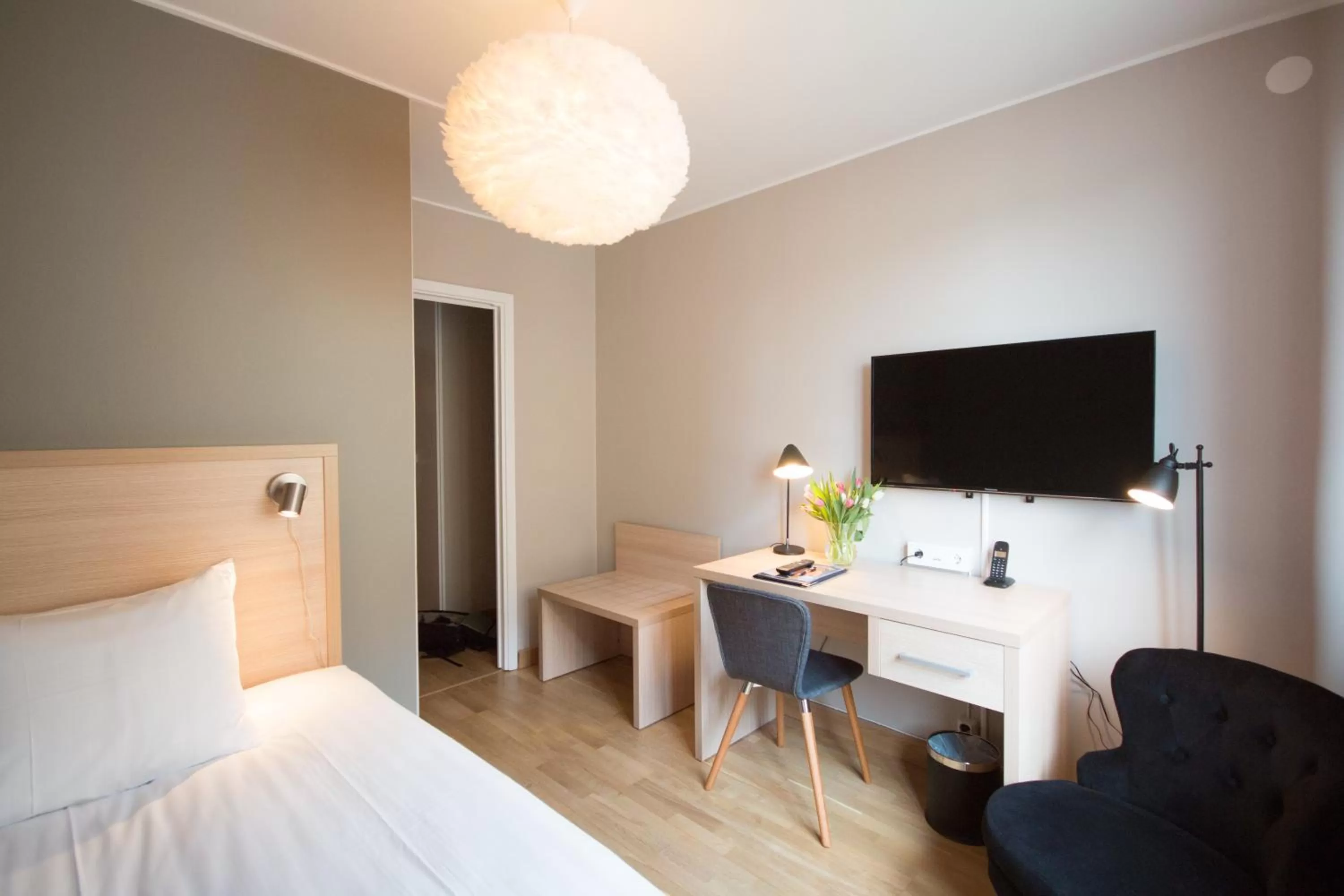 TV and multimedia, Bed in Hotell Aston