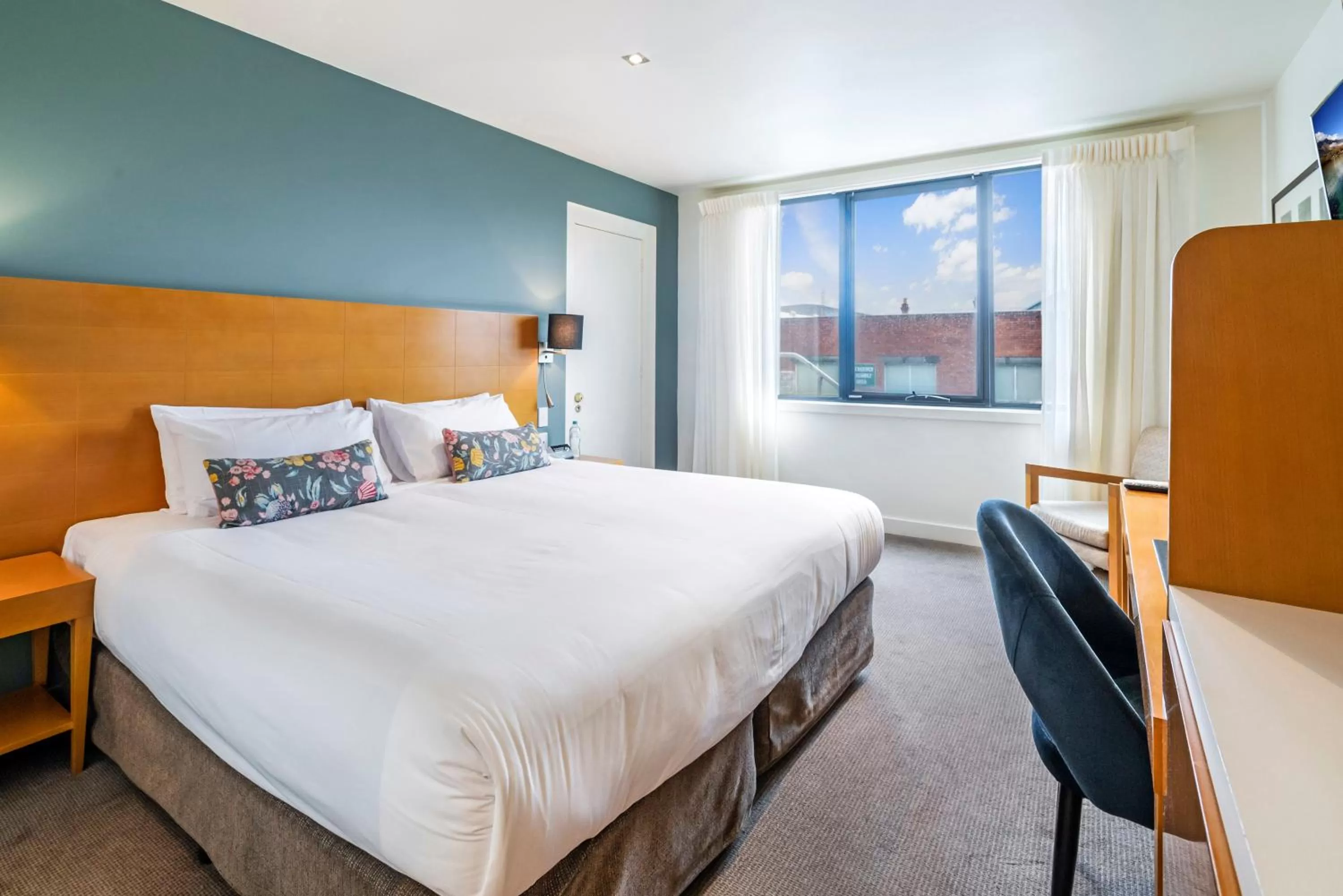 Bed in Nightelier Devonport Gateway Hotel