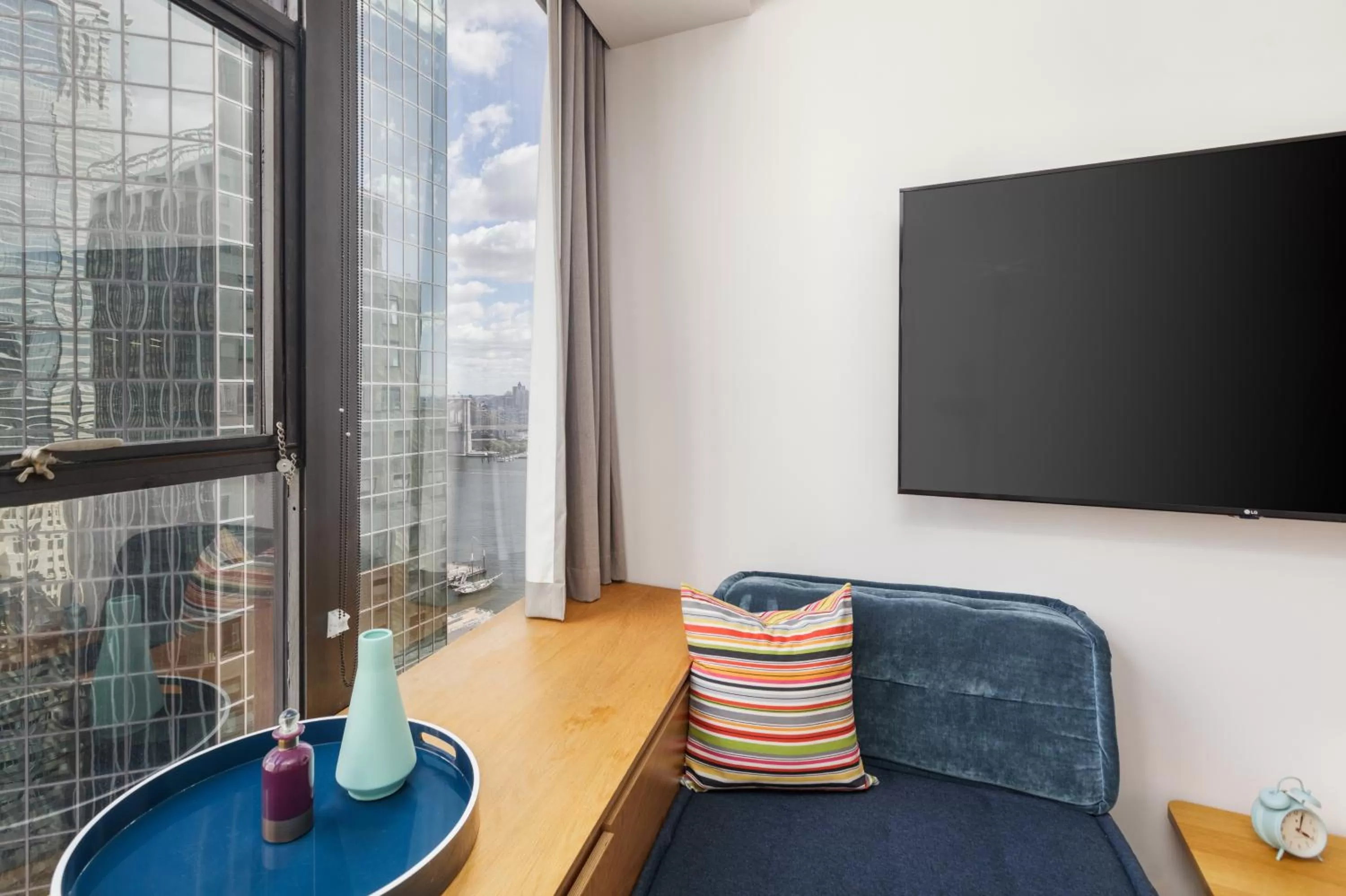 TV and multimedia in Placemakr Wall Street