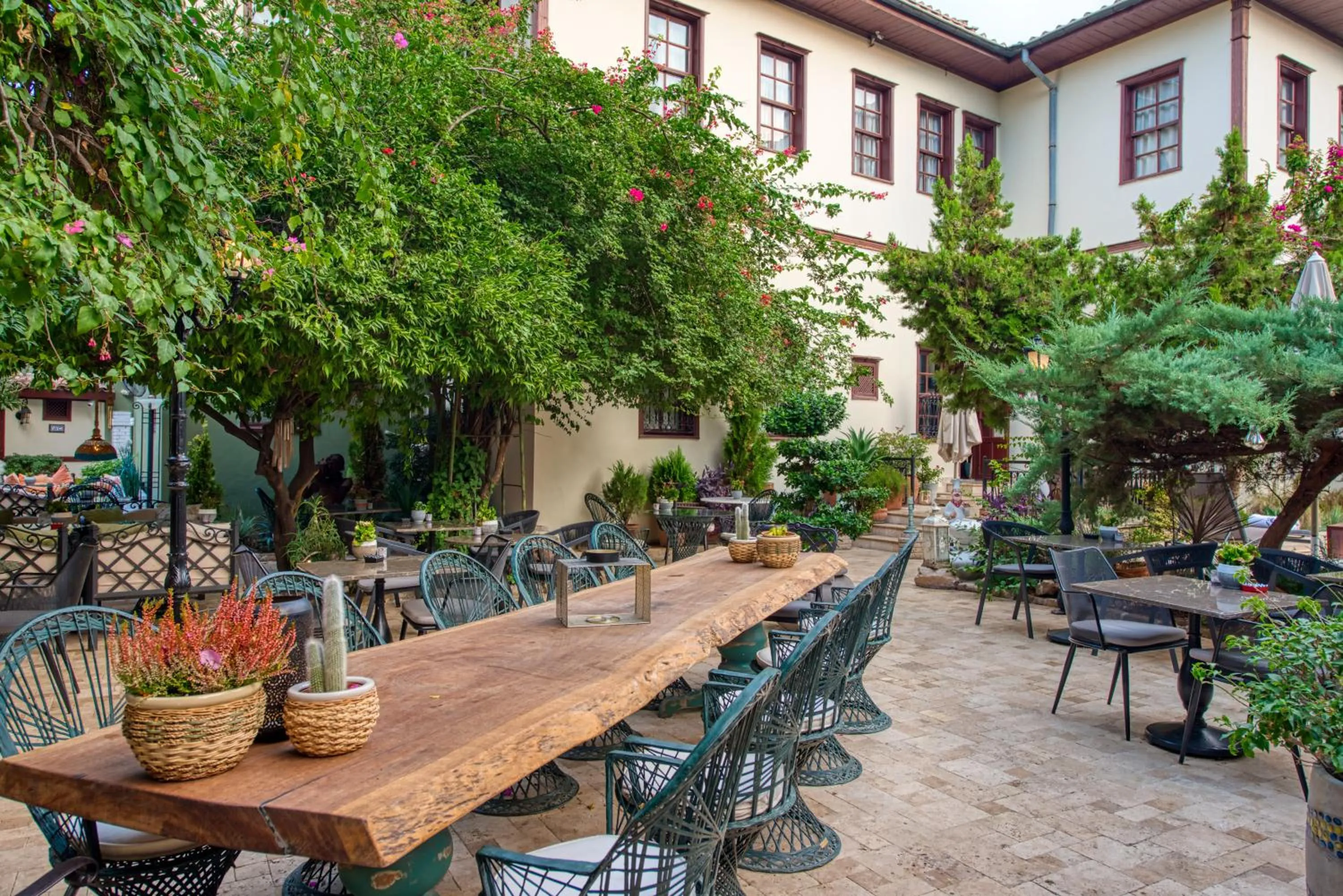 Restaurant/places to eat in Tuvana Hotel