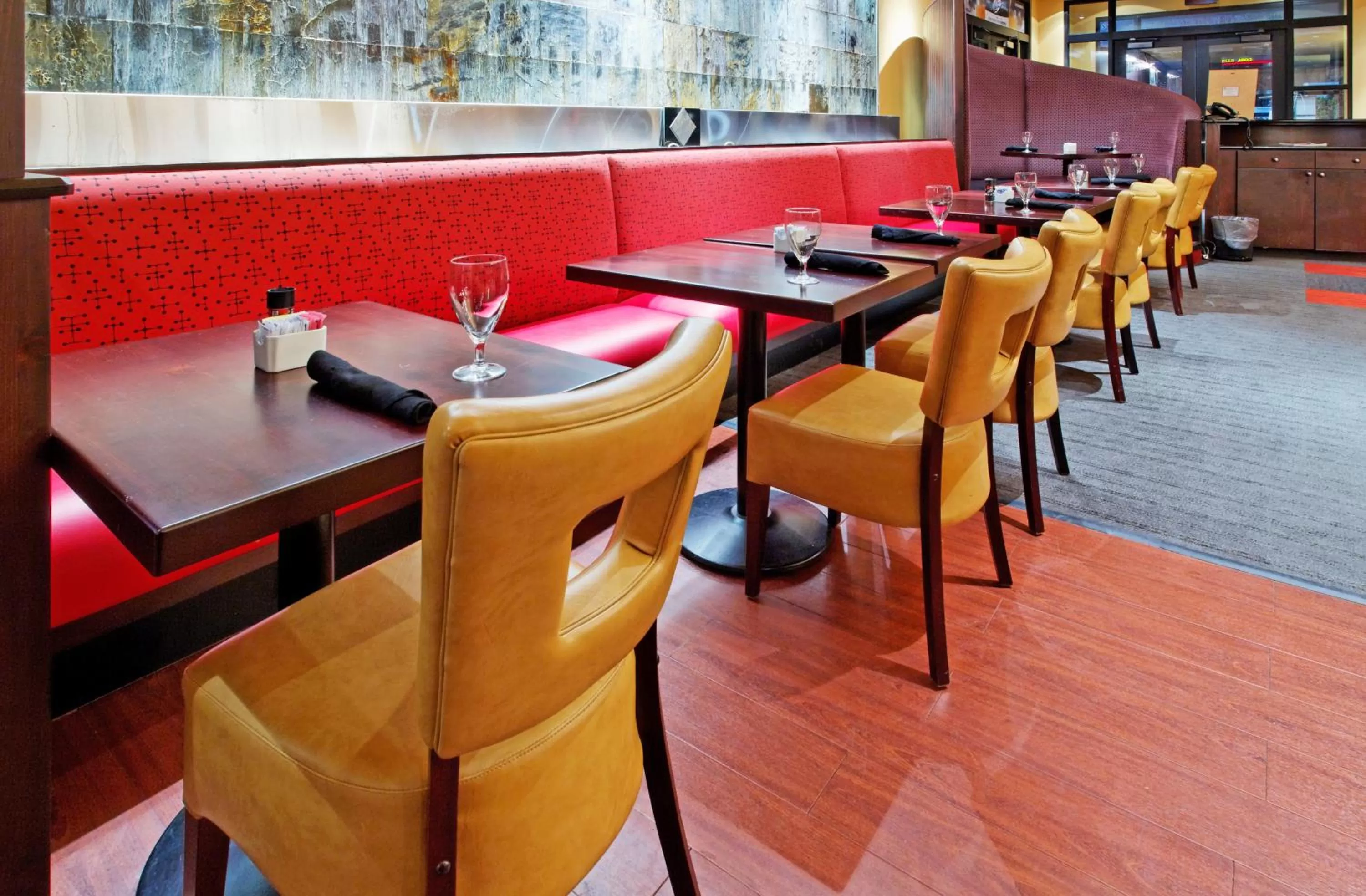 Restaurant/places to eat in Holiday Inn Arlington Northeast by IHG