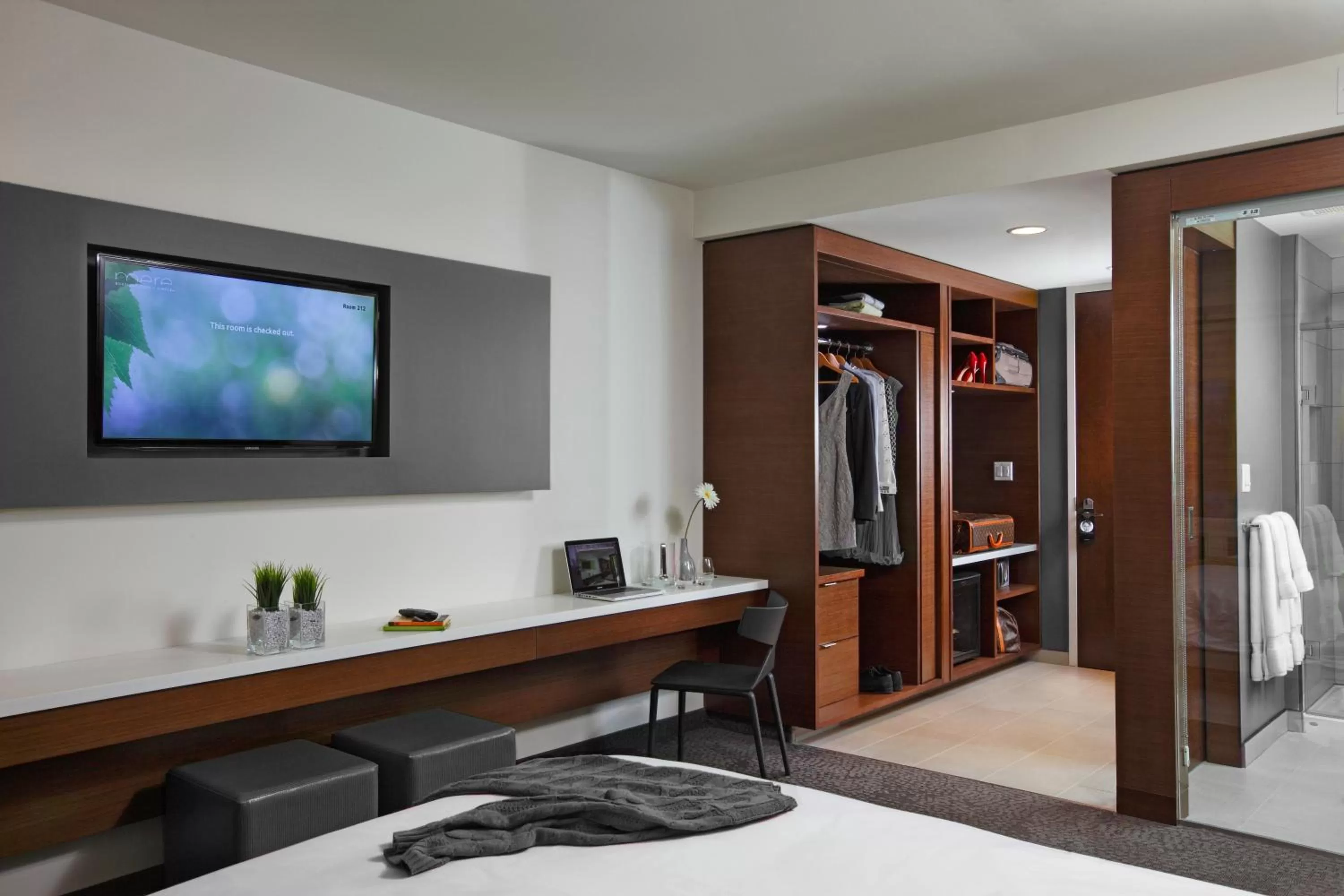 Bedroom, Bed in Mere Hotel