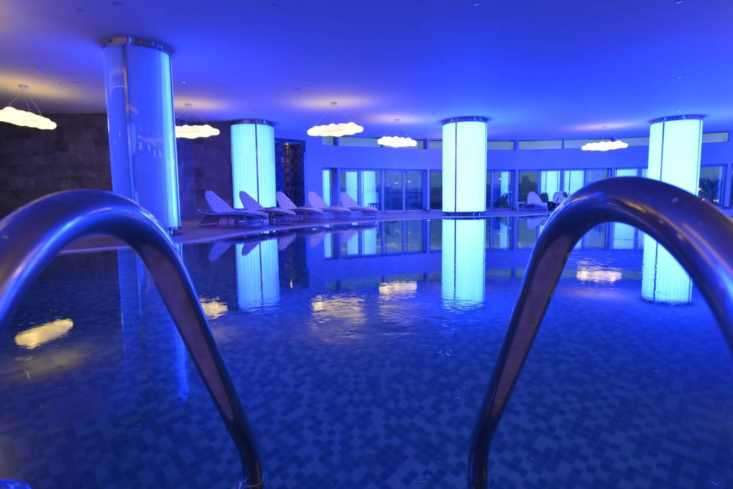 Swimming pool in Wyndham Grand Istanbul Europe