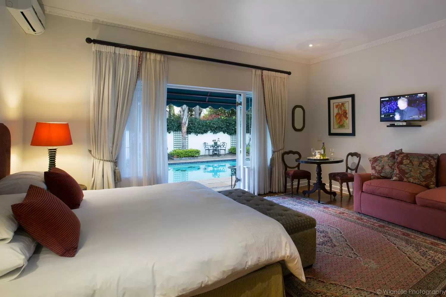 Photo of the whole room, Bed in Carslogie House