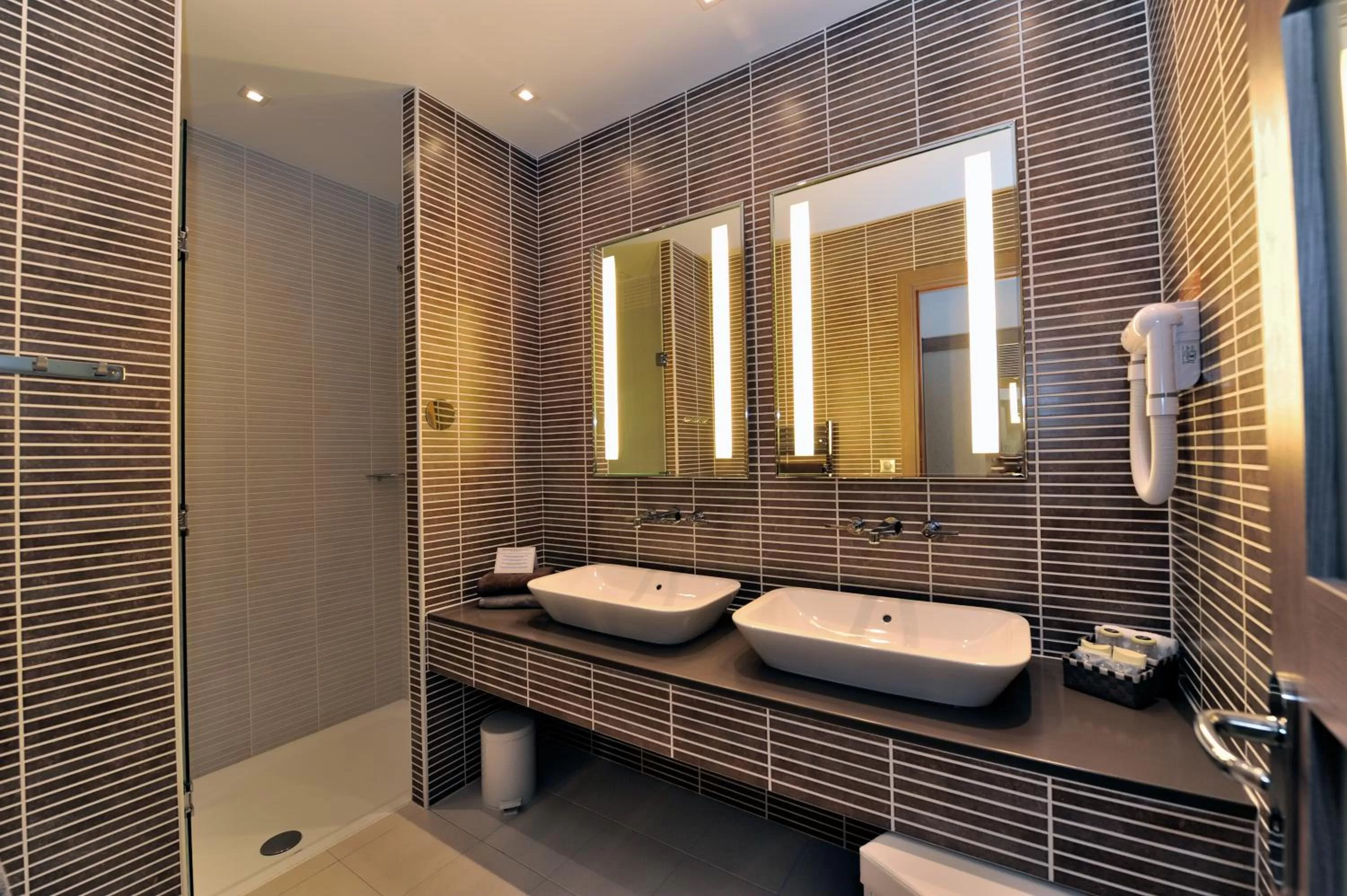 Bathroom in Hôtel Au Logis des Remparts