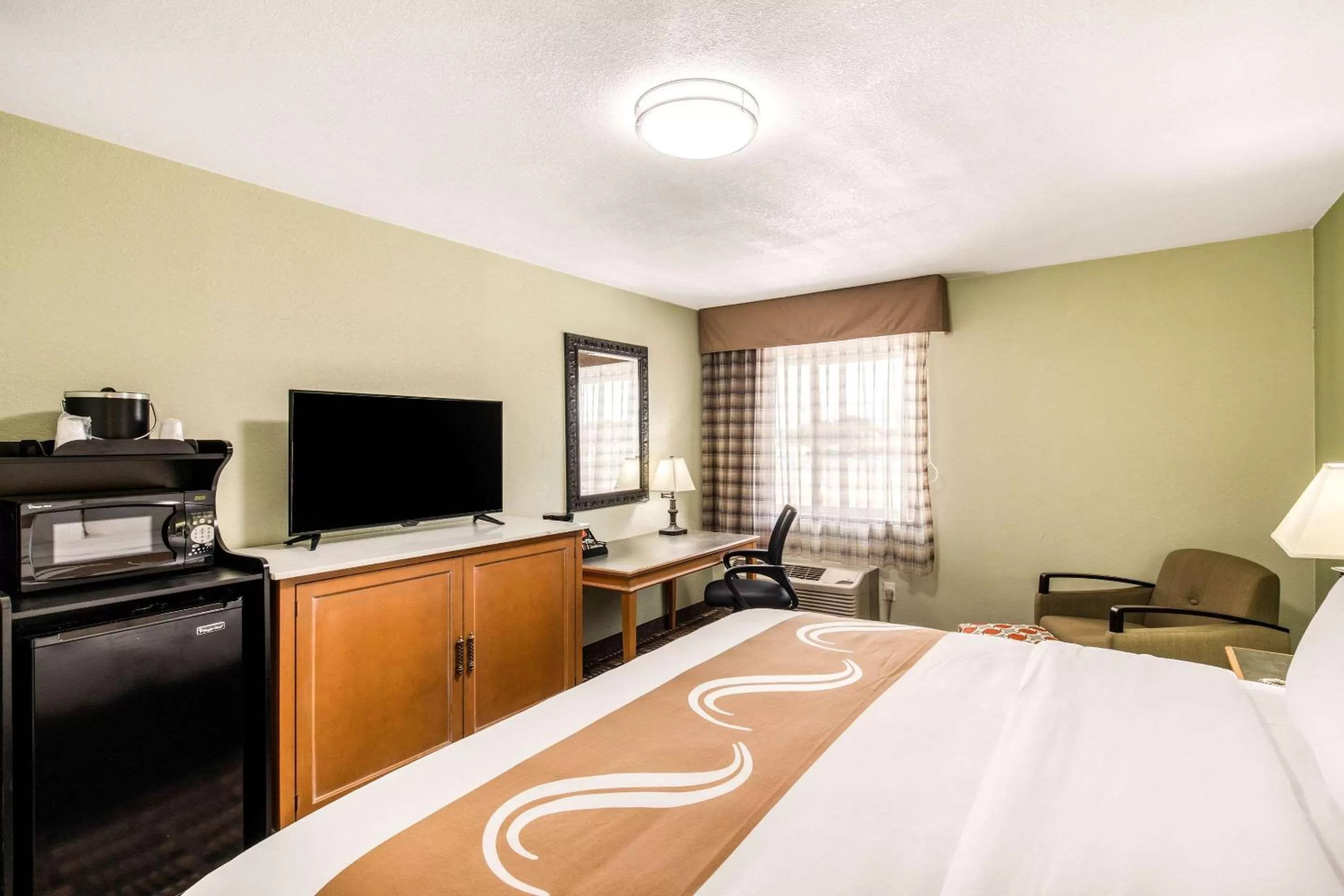Photo of the whole room, Bed in Quality Inn & Suites Plano
