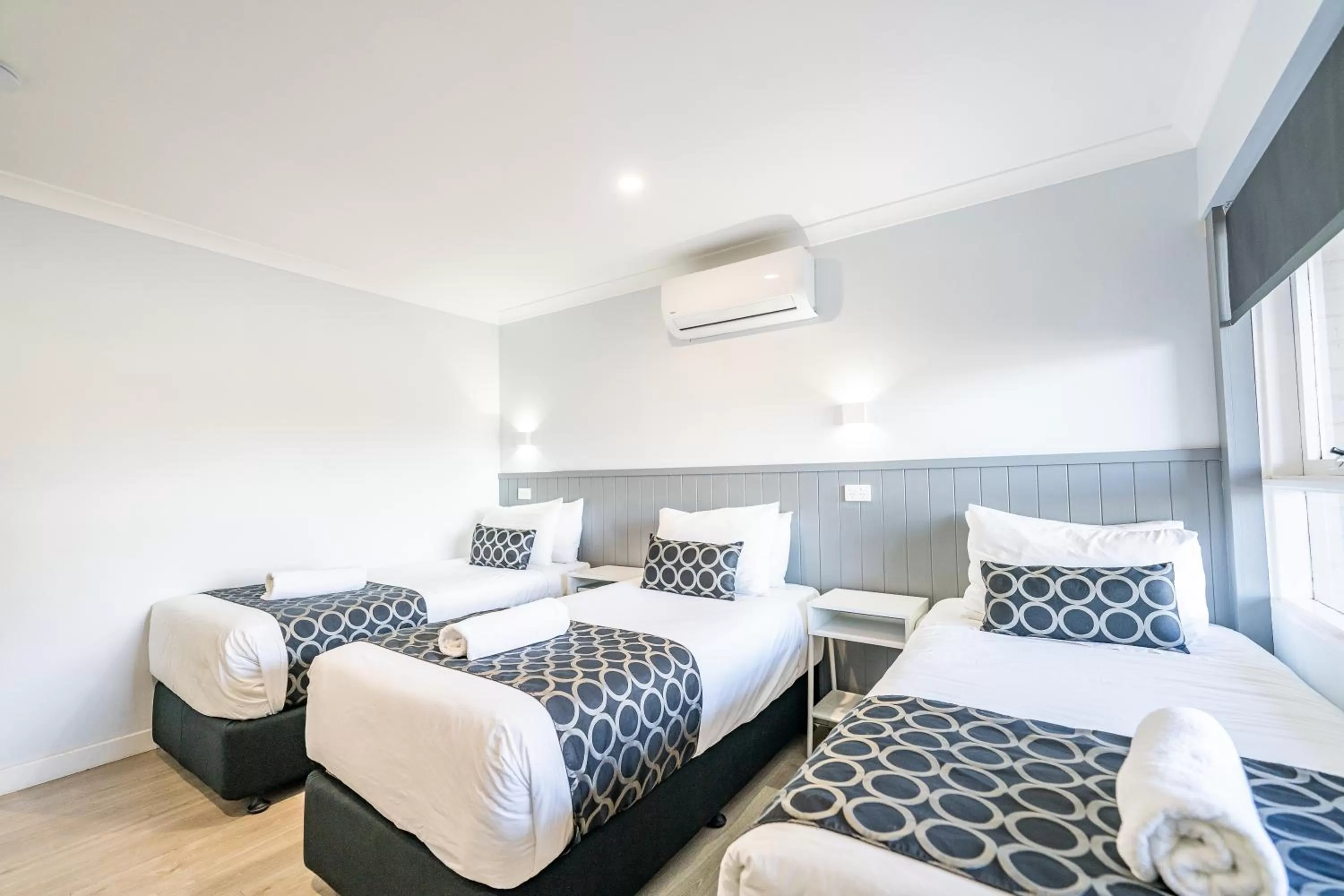 Living room, Bed in Bega Motel