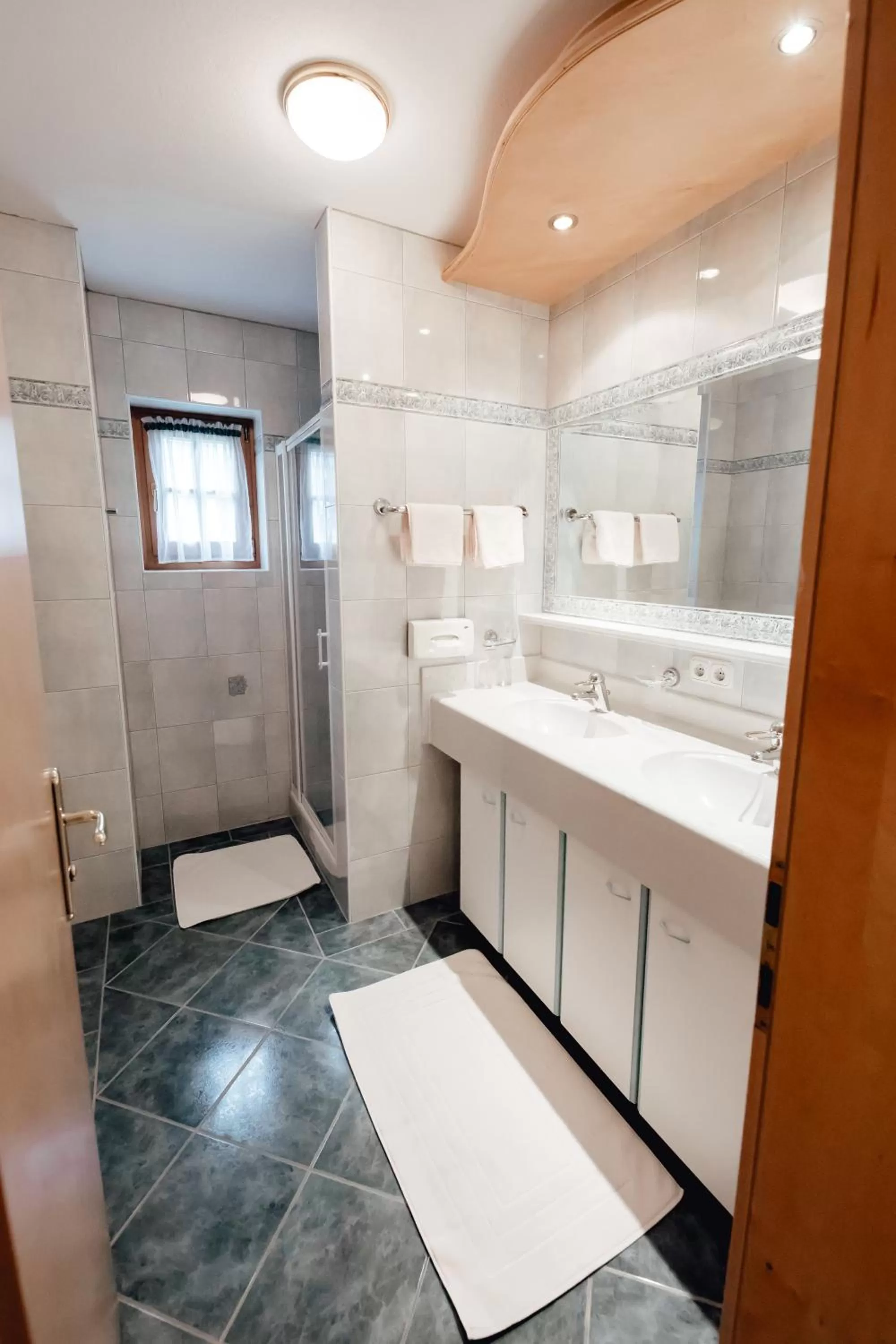 Shower in Zimmer & Ferienwohnungen Dandler