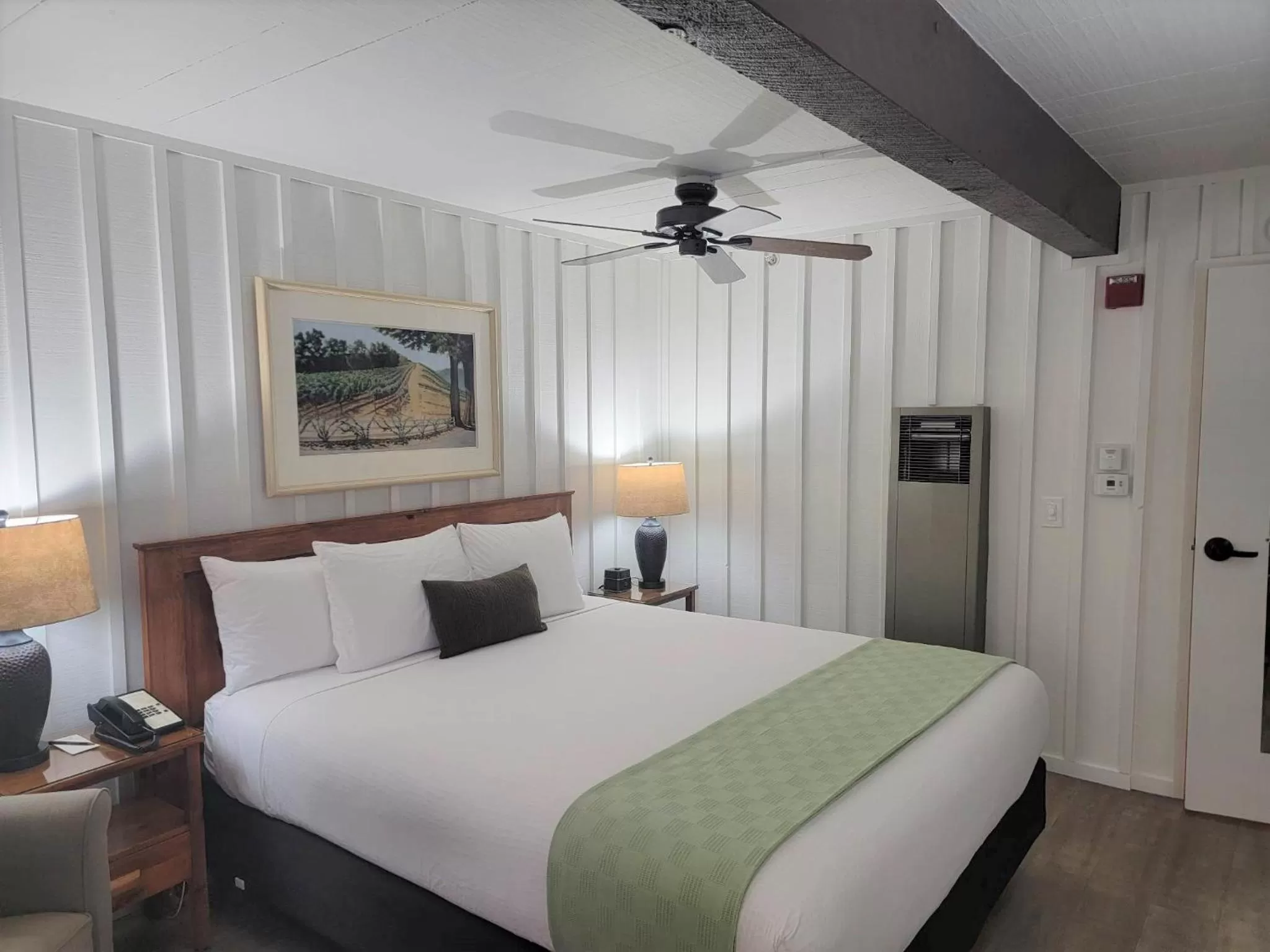 Bedroom, Bed in El Pueblo Inn