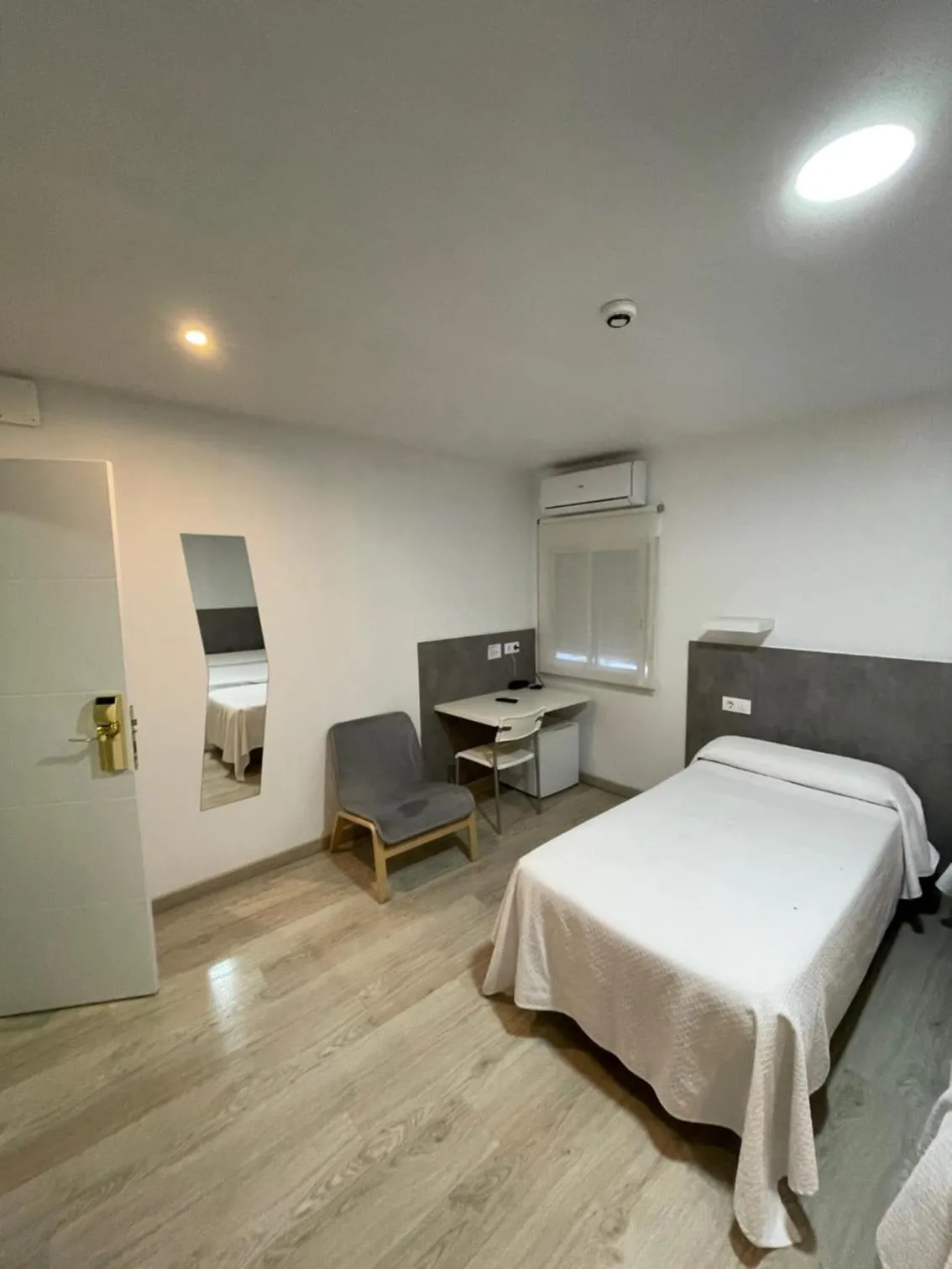 Photo of the whole room, Bed in Condedu