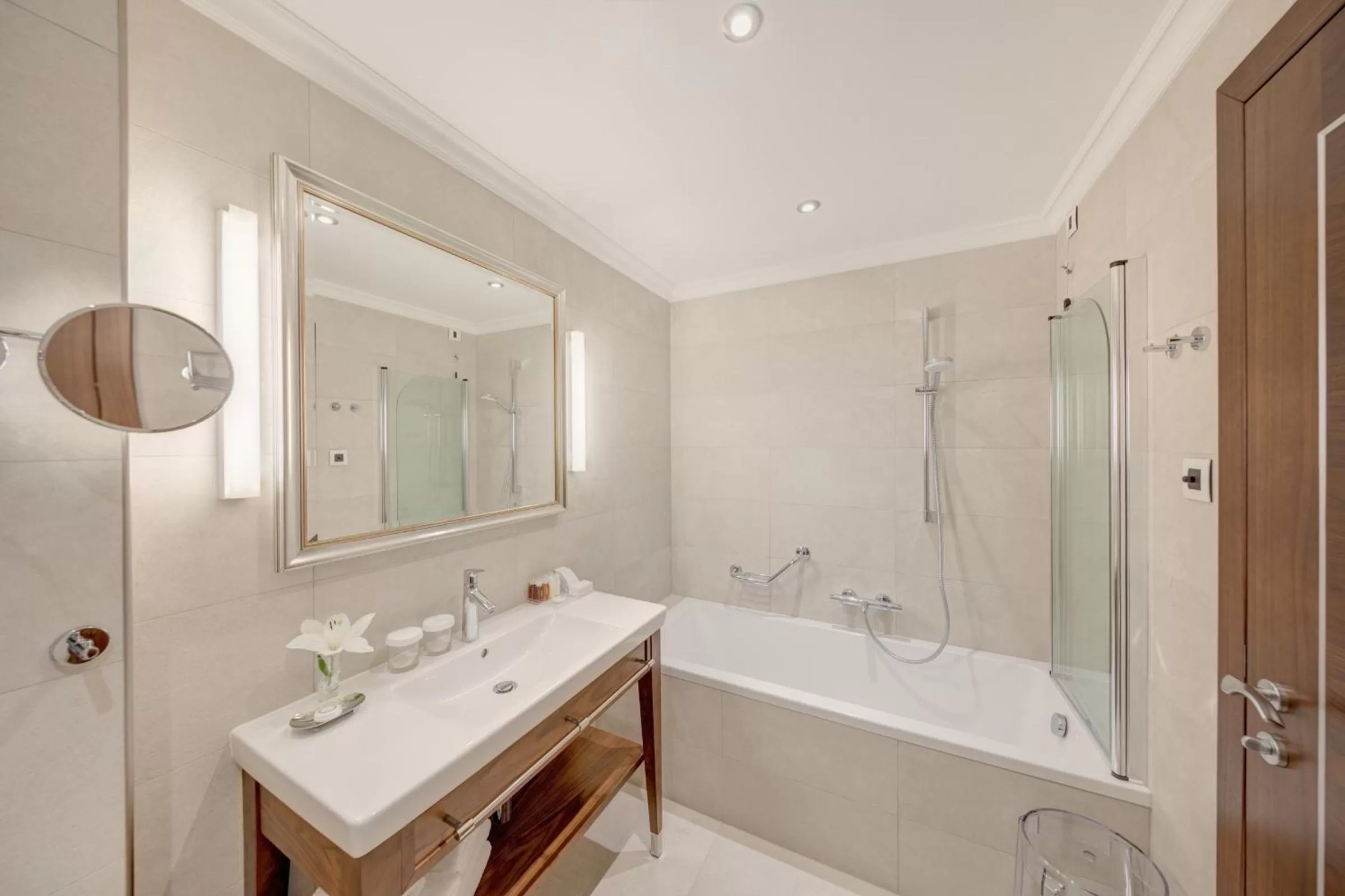 Shower in Hotel More