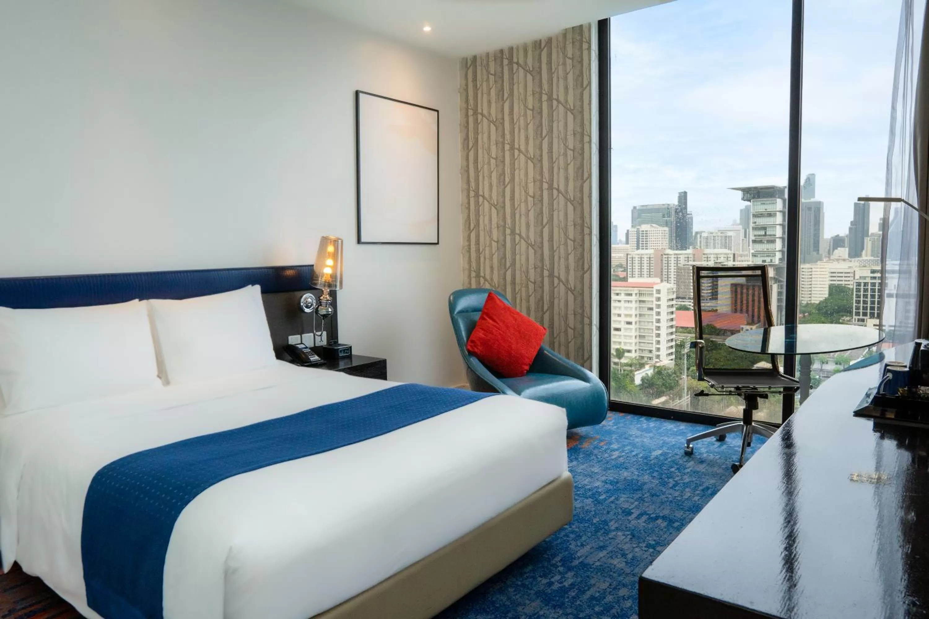 Bed in Holiday Inn Express Bangkok Siam by IHG