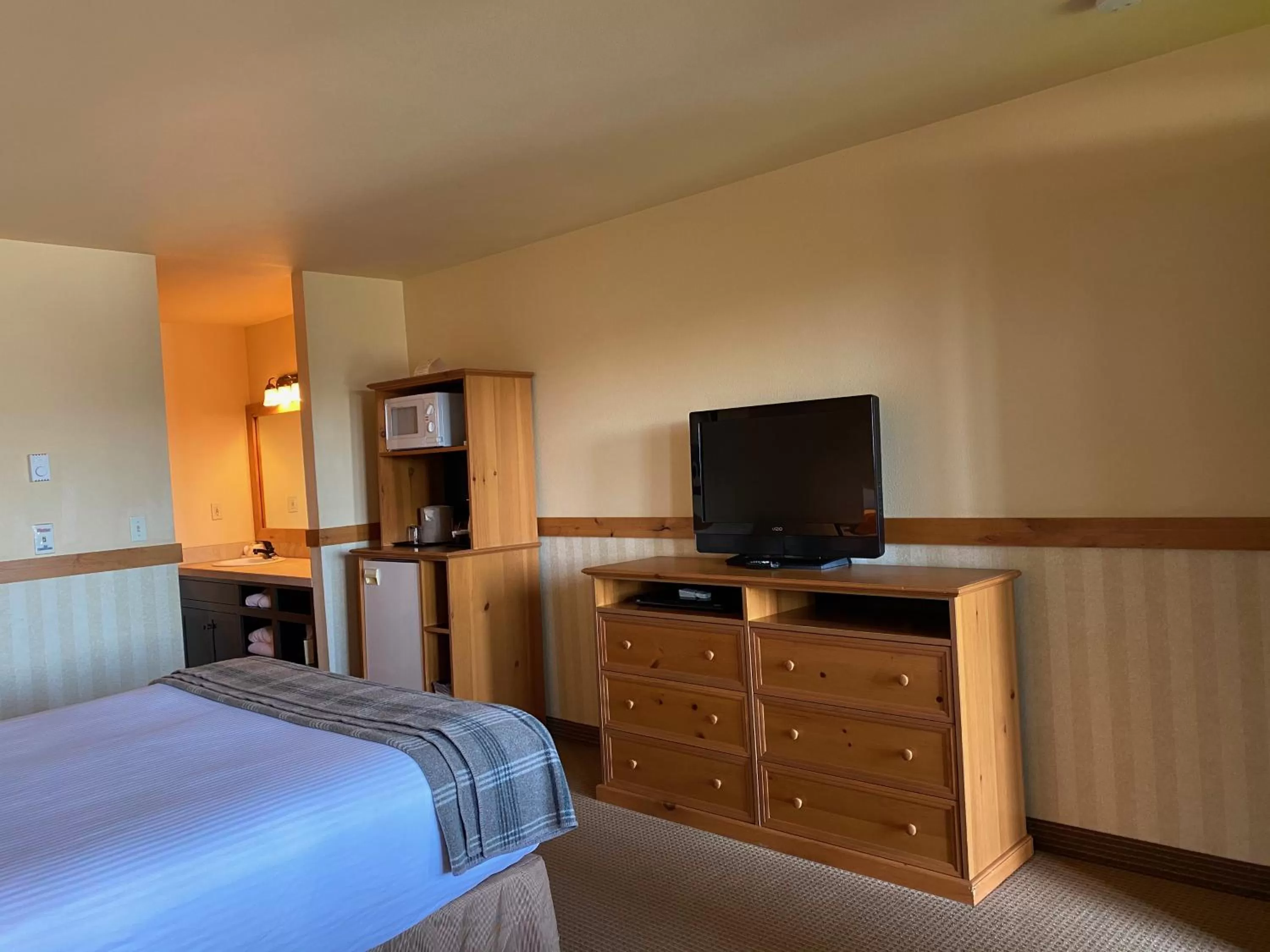 Bed in Cousin's Country Inn