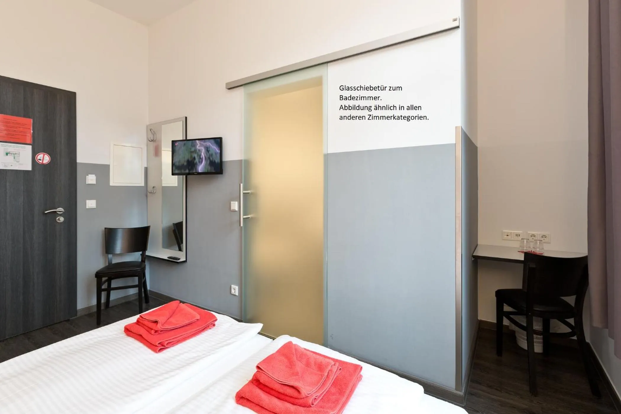 Bathroom, Bed in Hotel zwischen den Seen