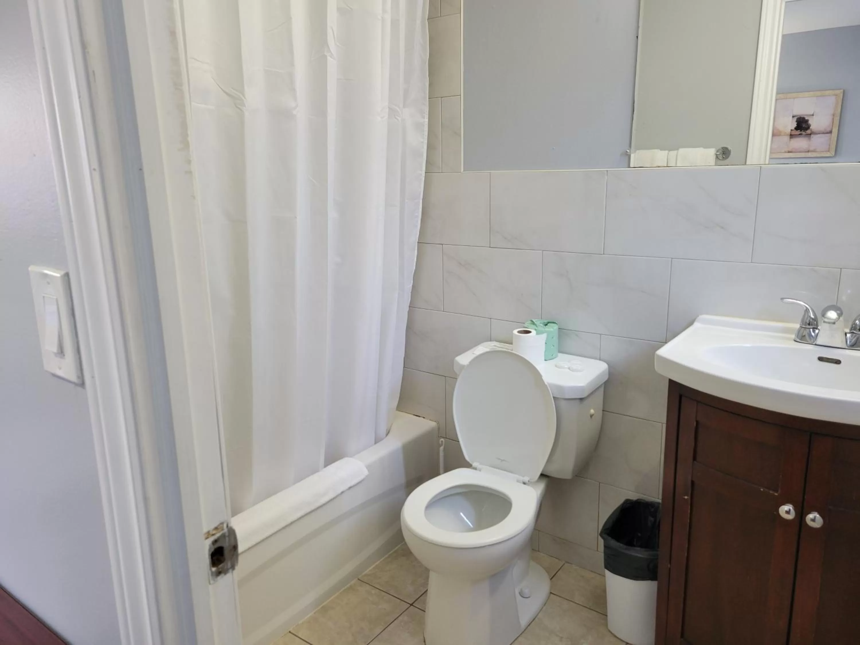 Bathroom in Knights Inn Cobourg