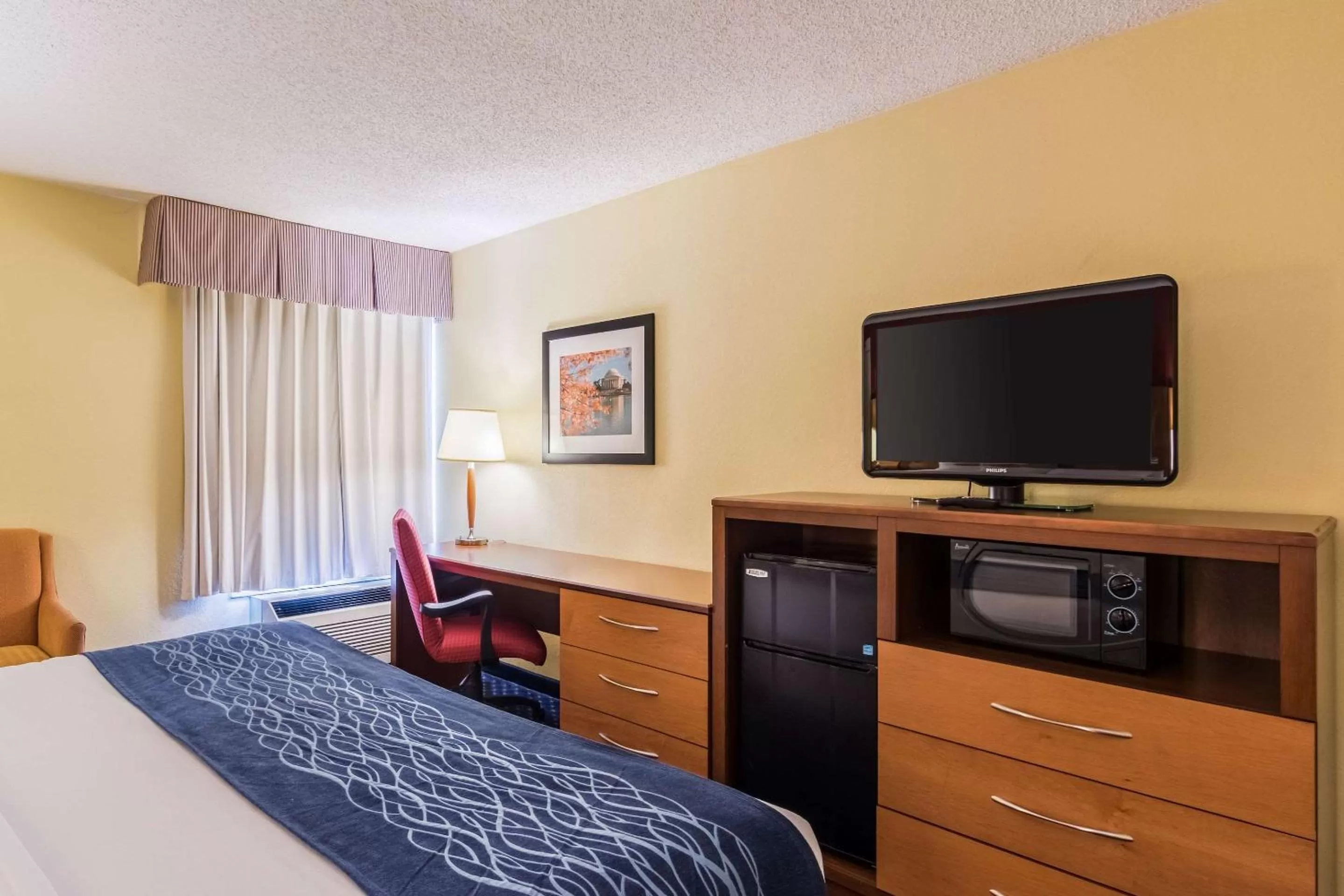 TV and multimedia, Bed in Comfort Inn at Joint Base Andrews