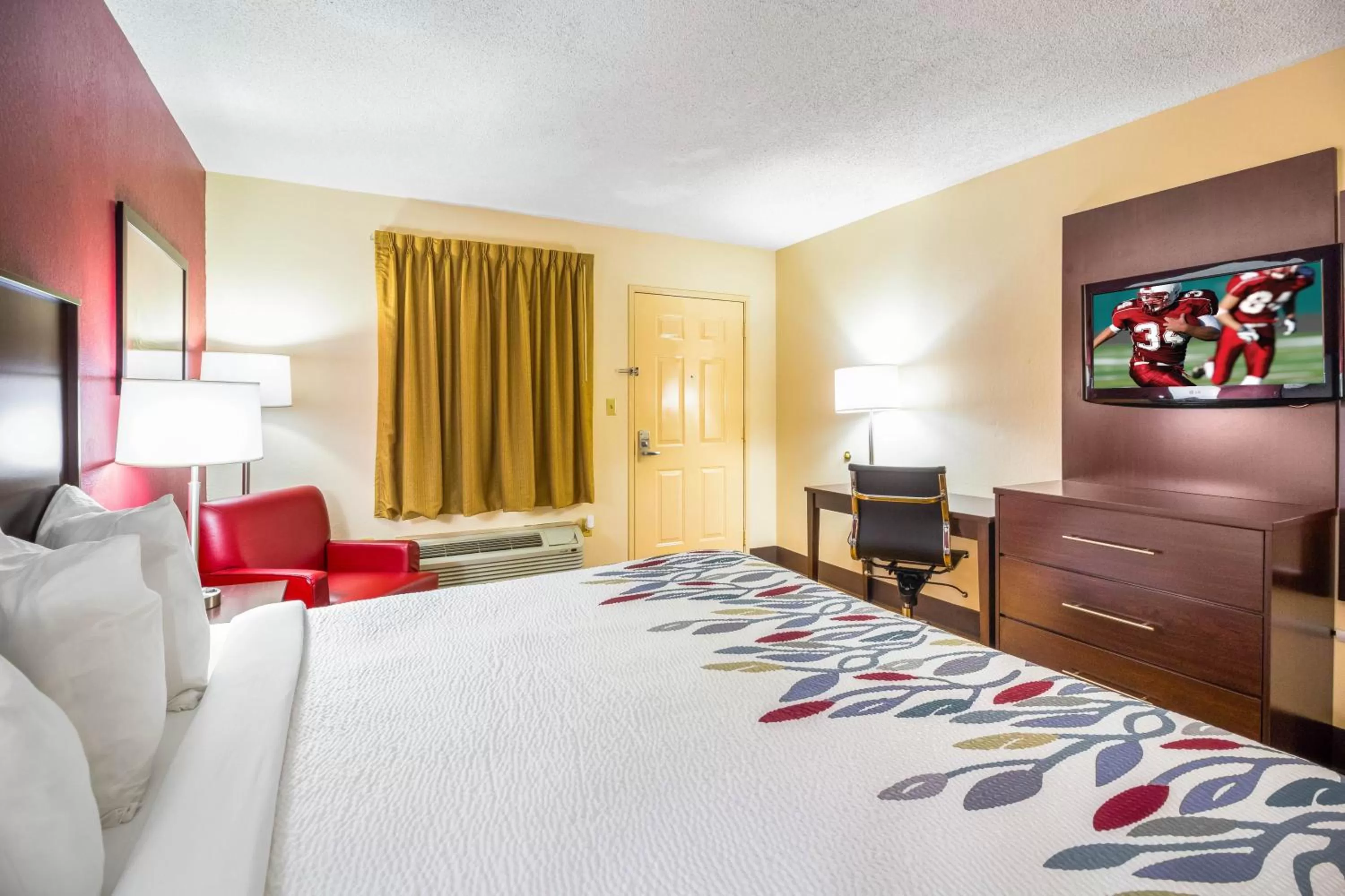 Bedroom, Bed in Red Roof Inn Clarksville