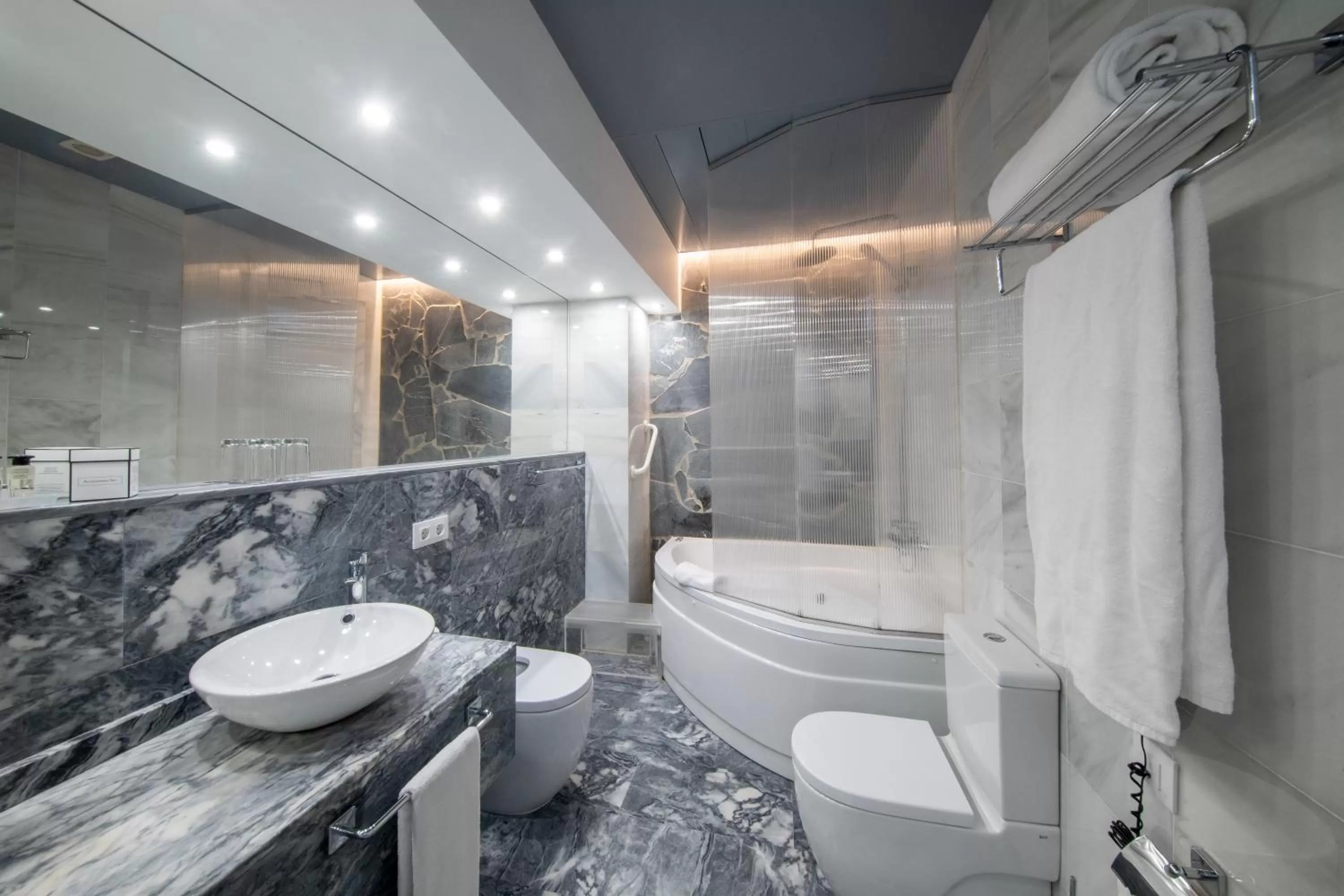 Hot Tub in Soho Boutique Capuchinos & Spa