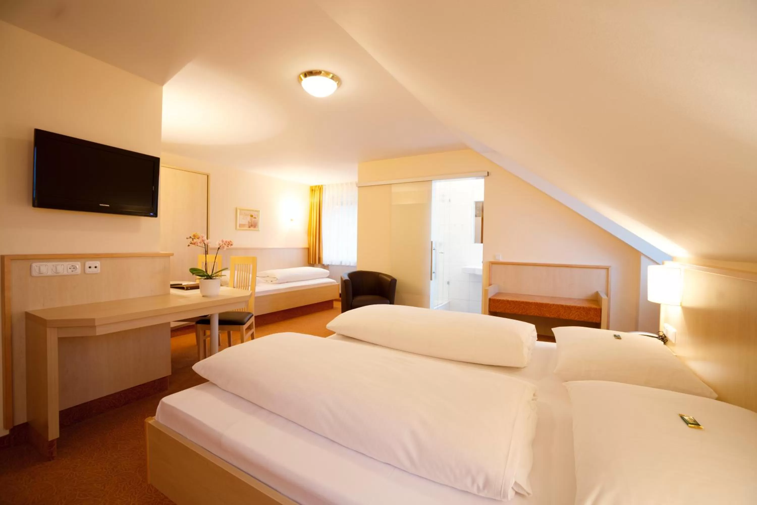 Photo of the whole room, Bed in Landhotel-Restaurant Huberhof Allershausen