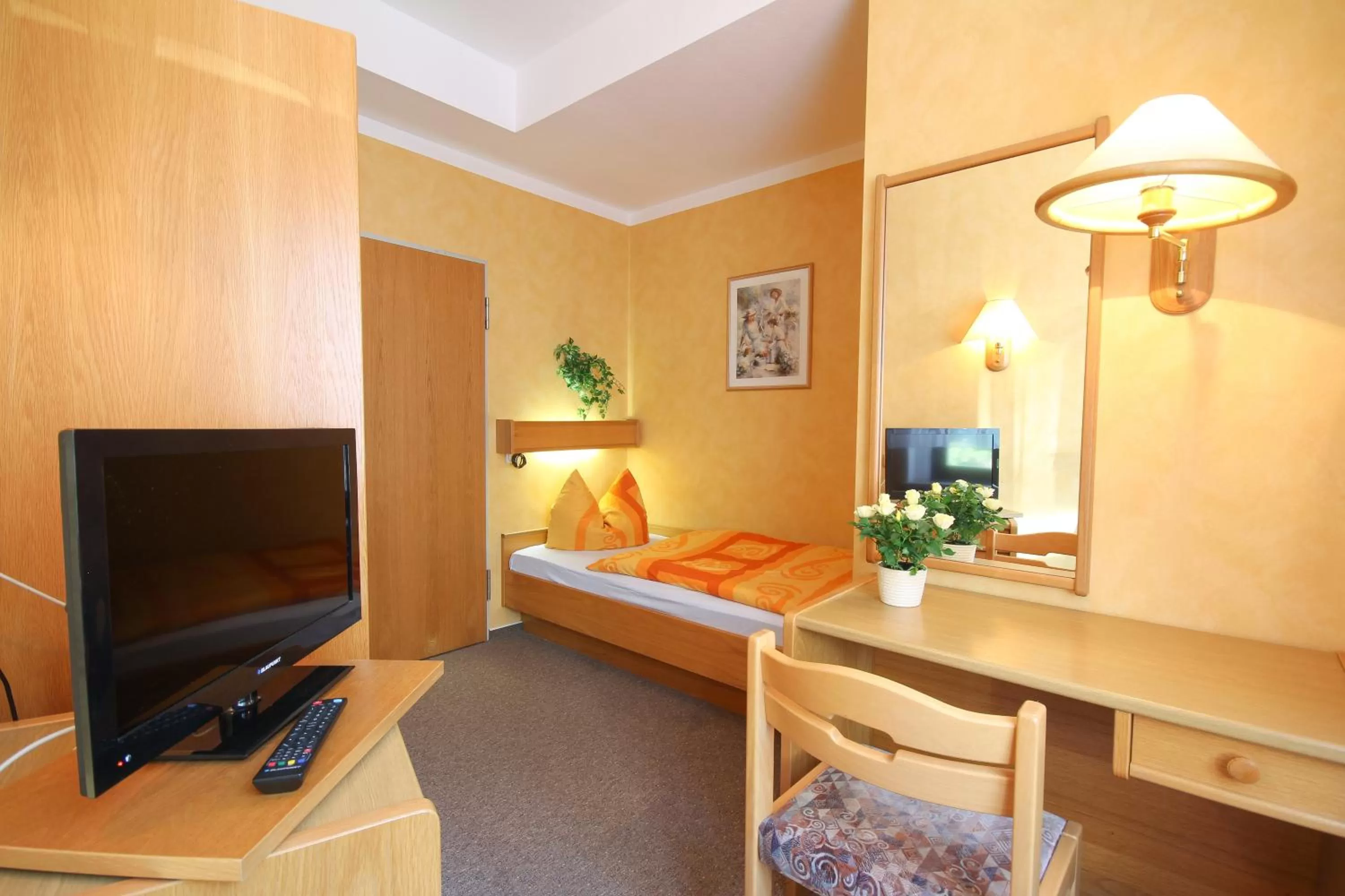 Photo of the whole room, Bed in Hotel Hardys-Eck