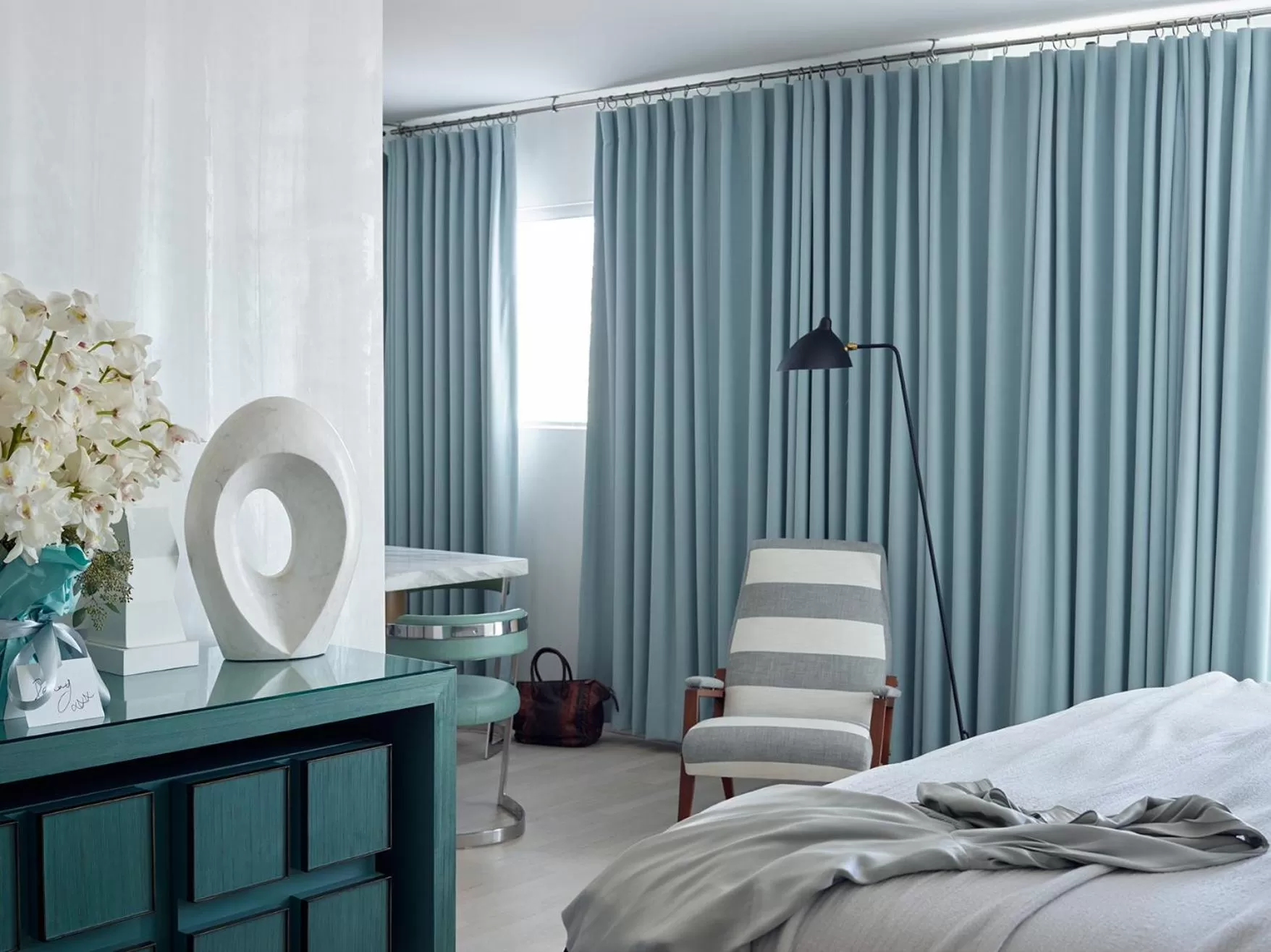 Seating area, Bed in Avalon Hotel Beverly Hills, a Member of Design Hotels