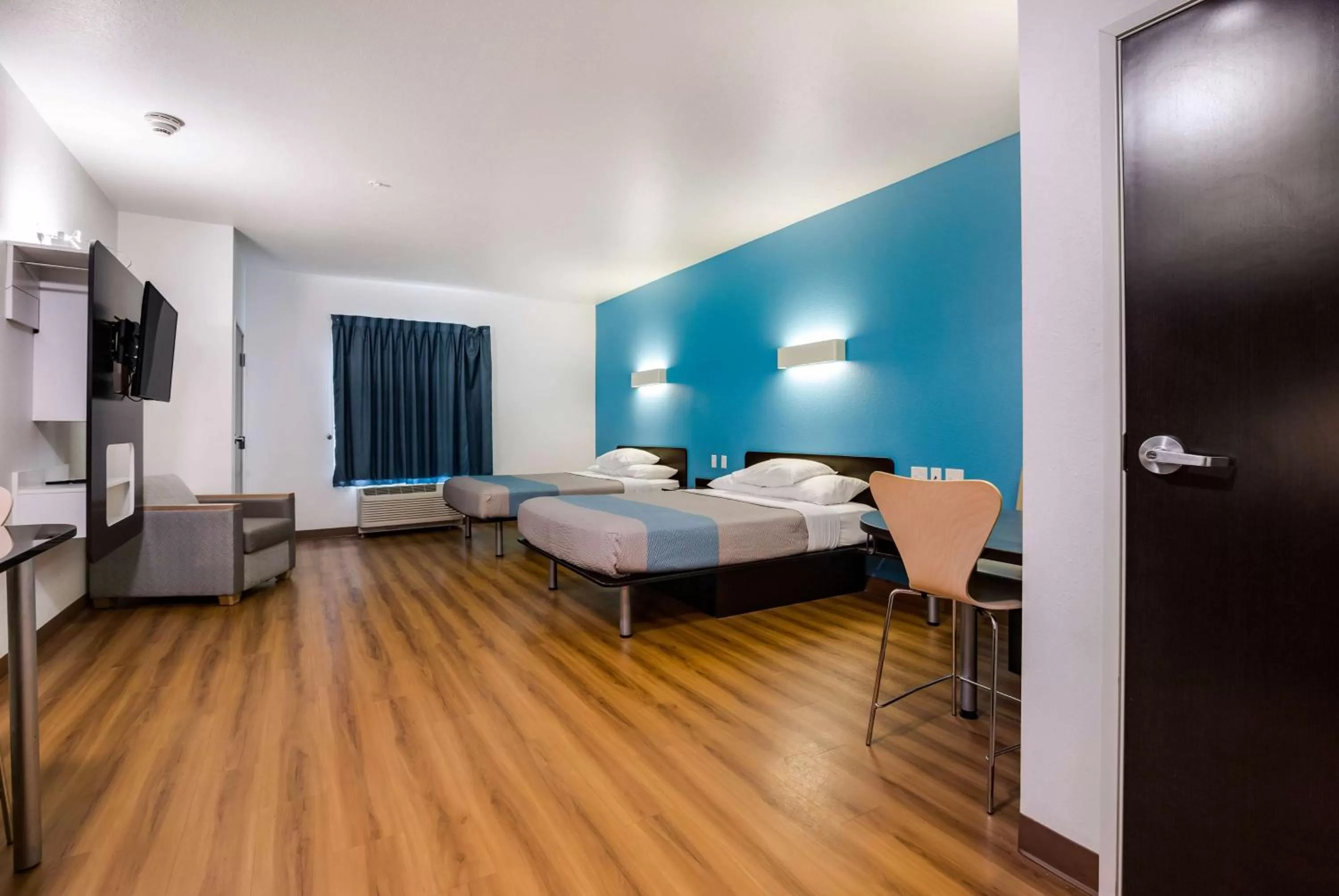 Photo of the whole room, Bed in Motel 6 Poplar Bluff, MO