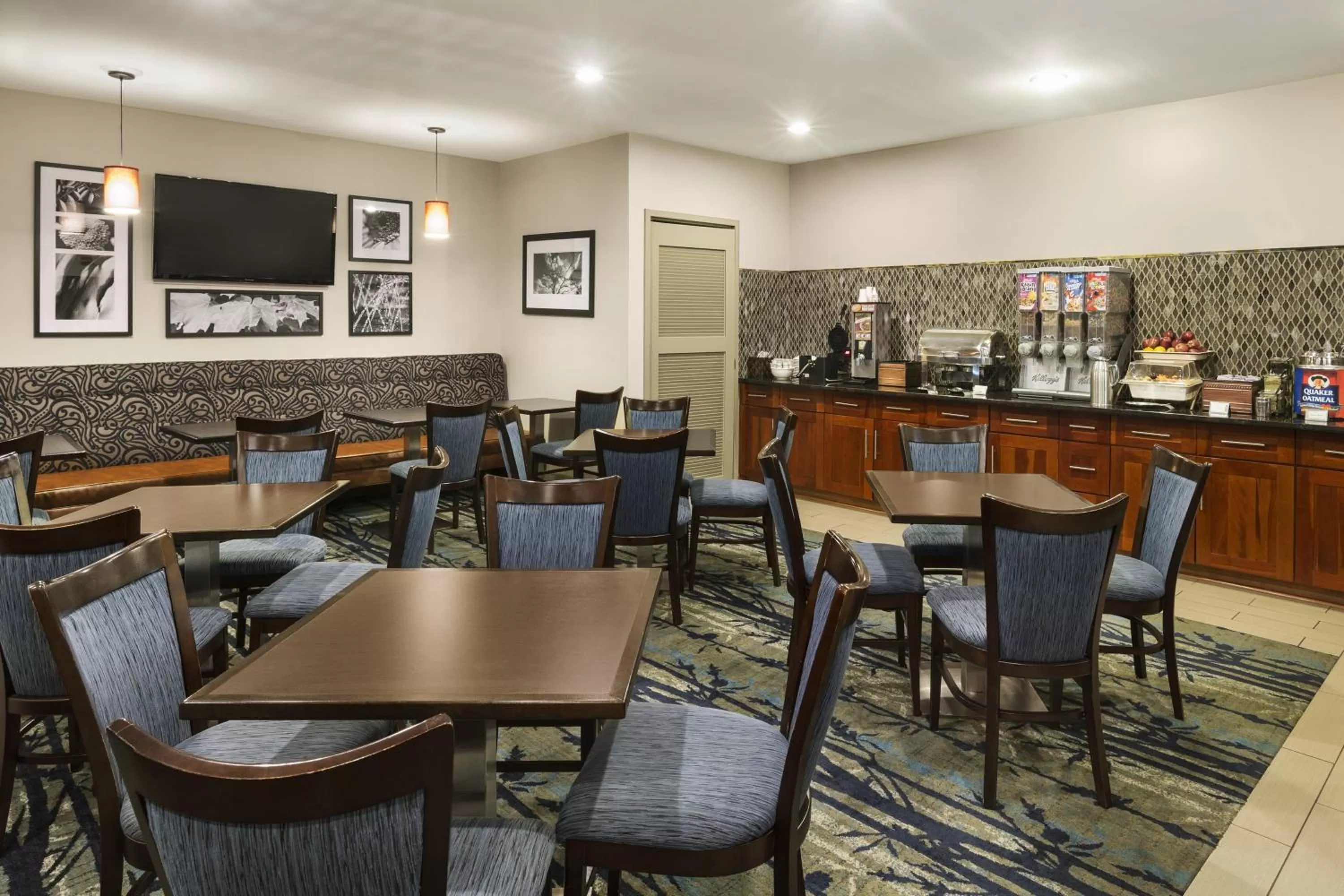 Meals in Country Inn & Suites by Radisson, Washington Dulles International Airport, VA