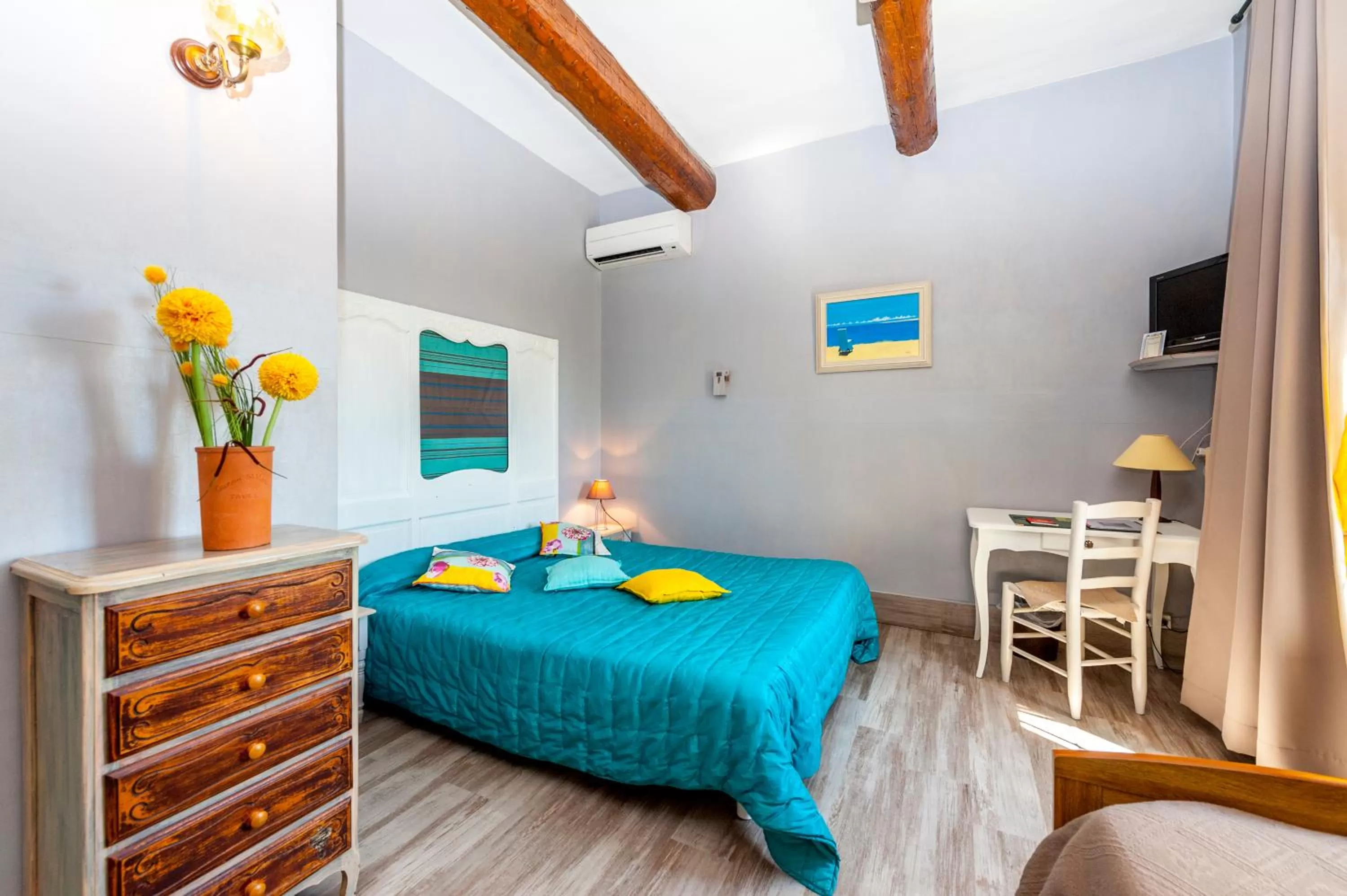 Photo of the whole room in Logis Auberge De Tavel