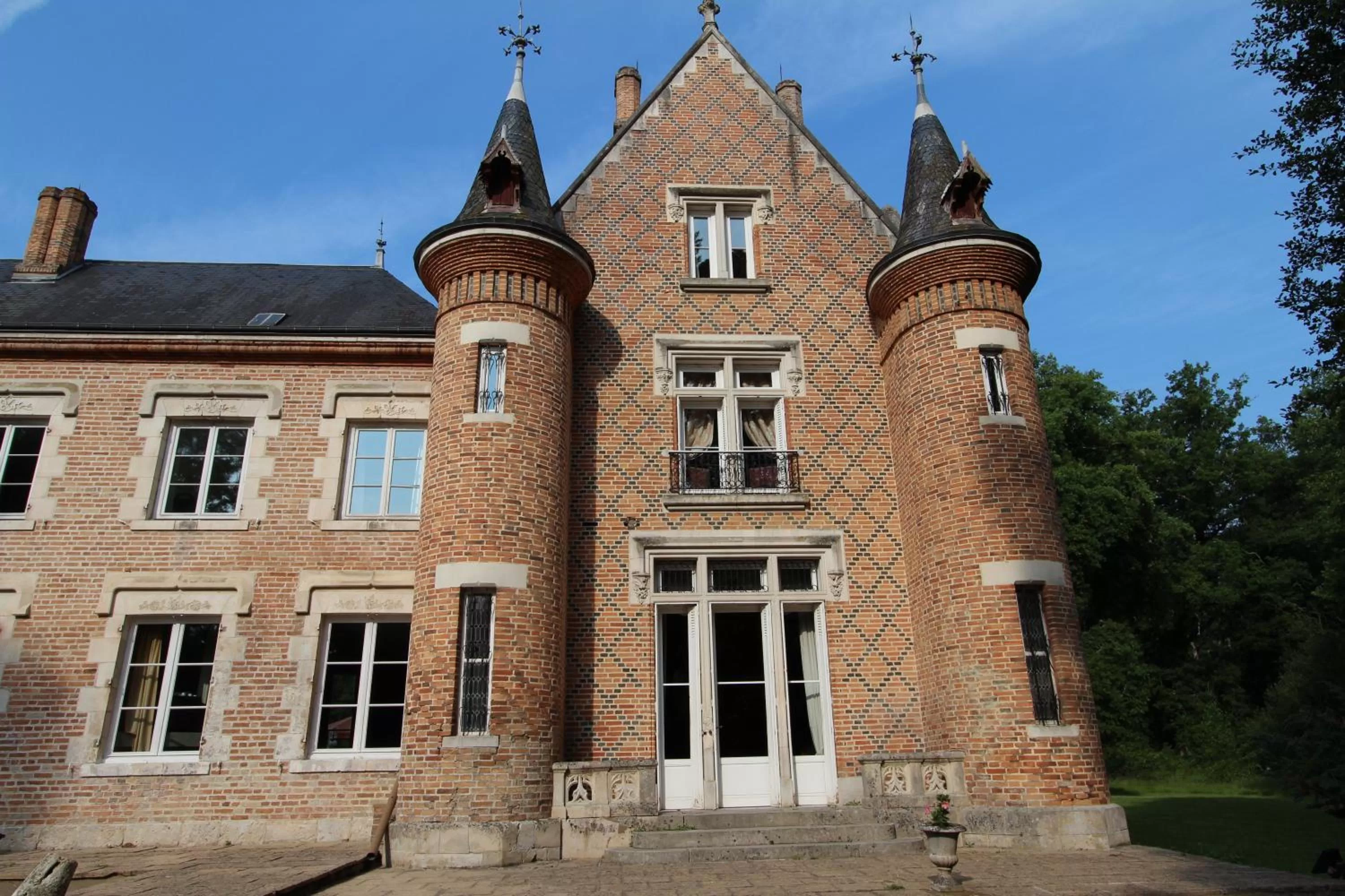 Facade/entrance in Hostellerie Du Château Les Muids