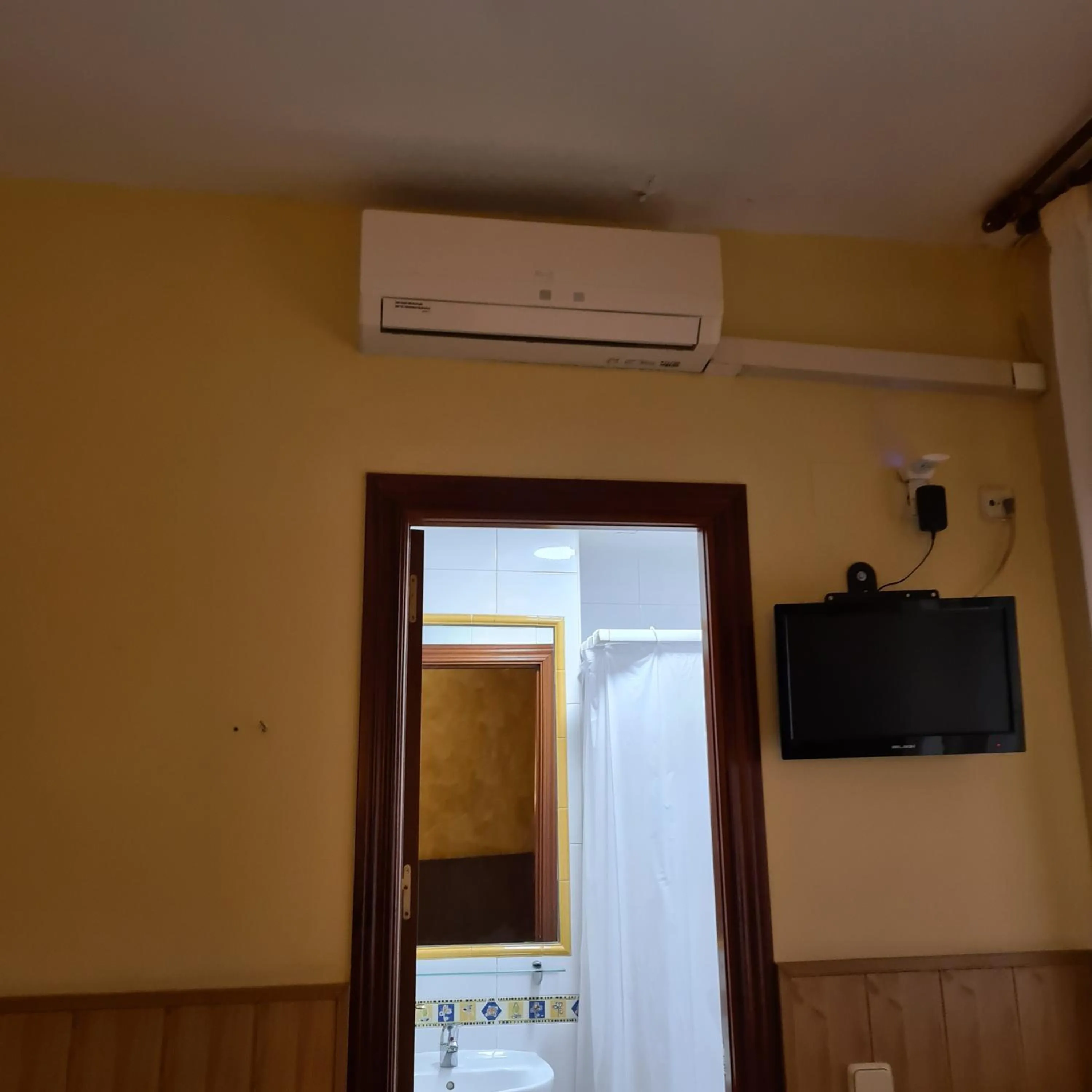 Twin Room in Hostal Oporto