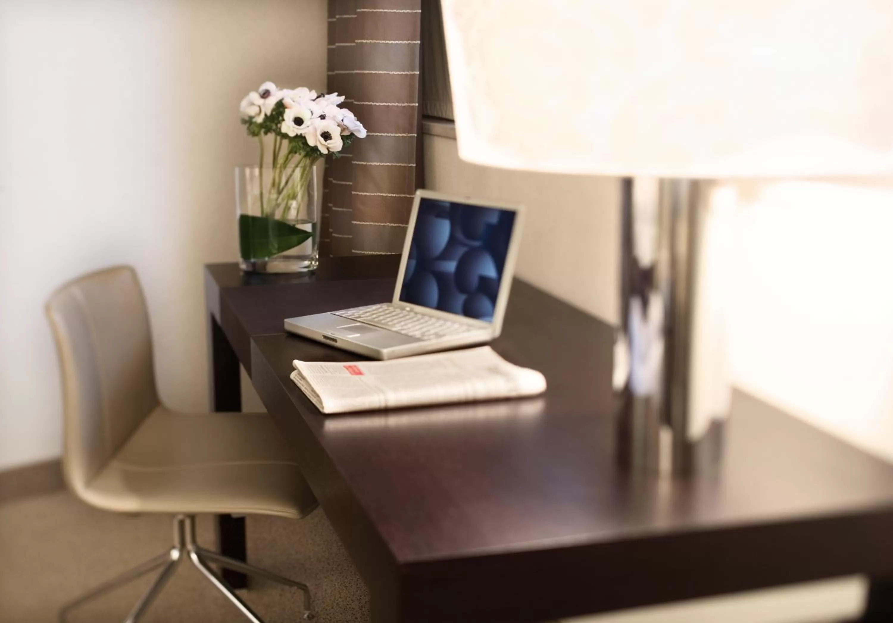 Seating area in MÖVENPICK Hotel Hamburg City