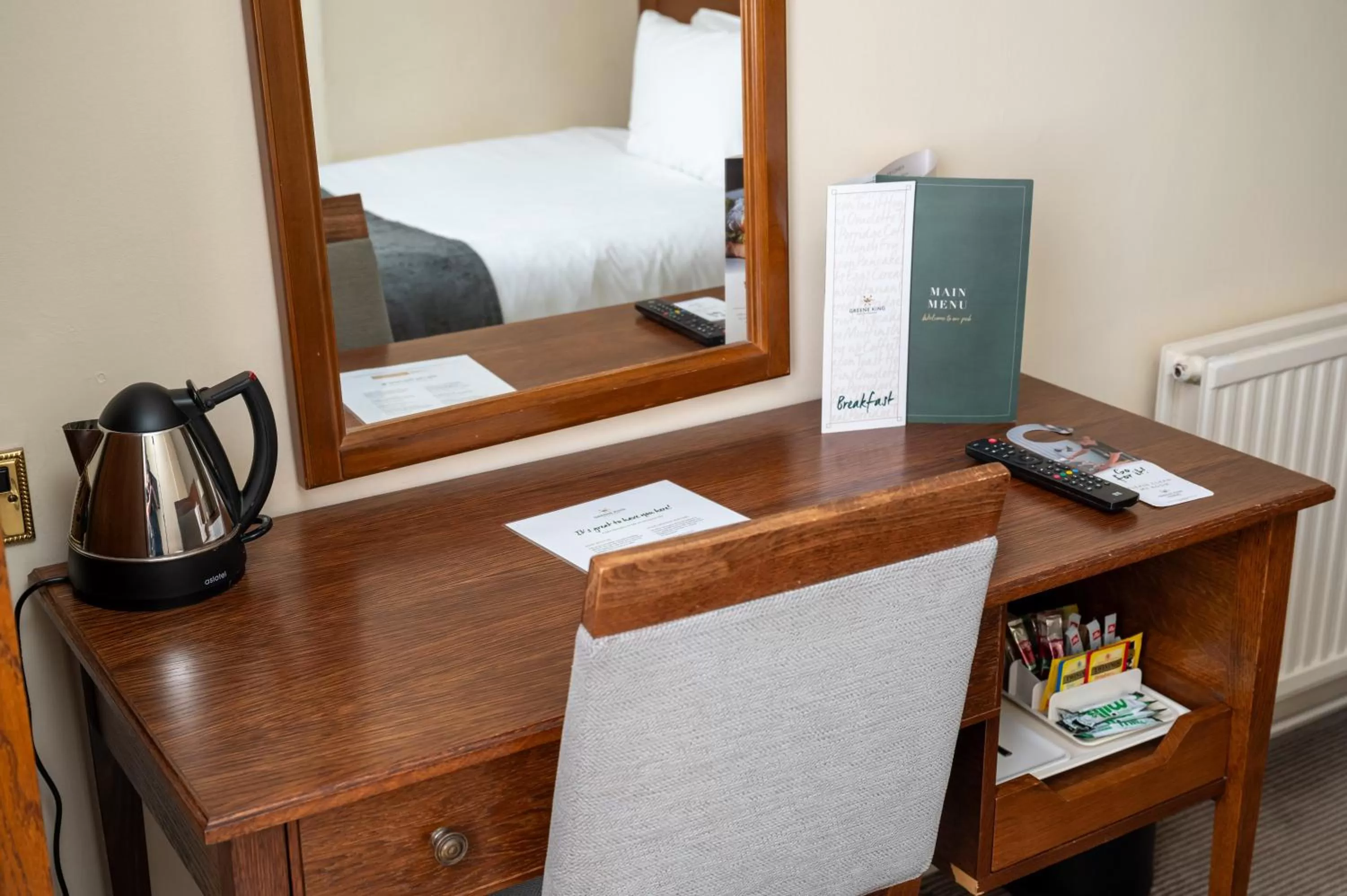 Coffee/tea facilities, Bed in Antelope by Greene King Inns