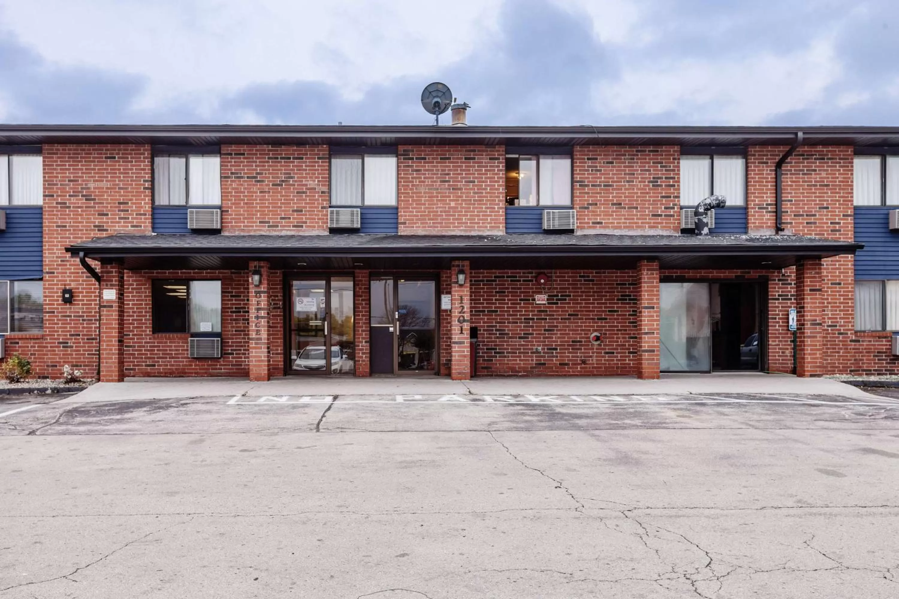 Property building in Motel 6-Oak Creek, WI