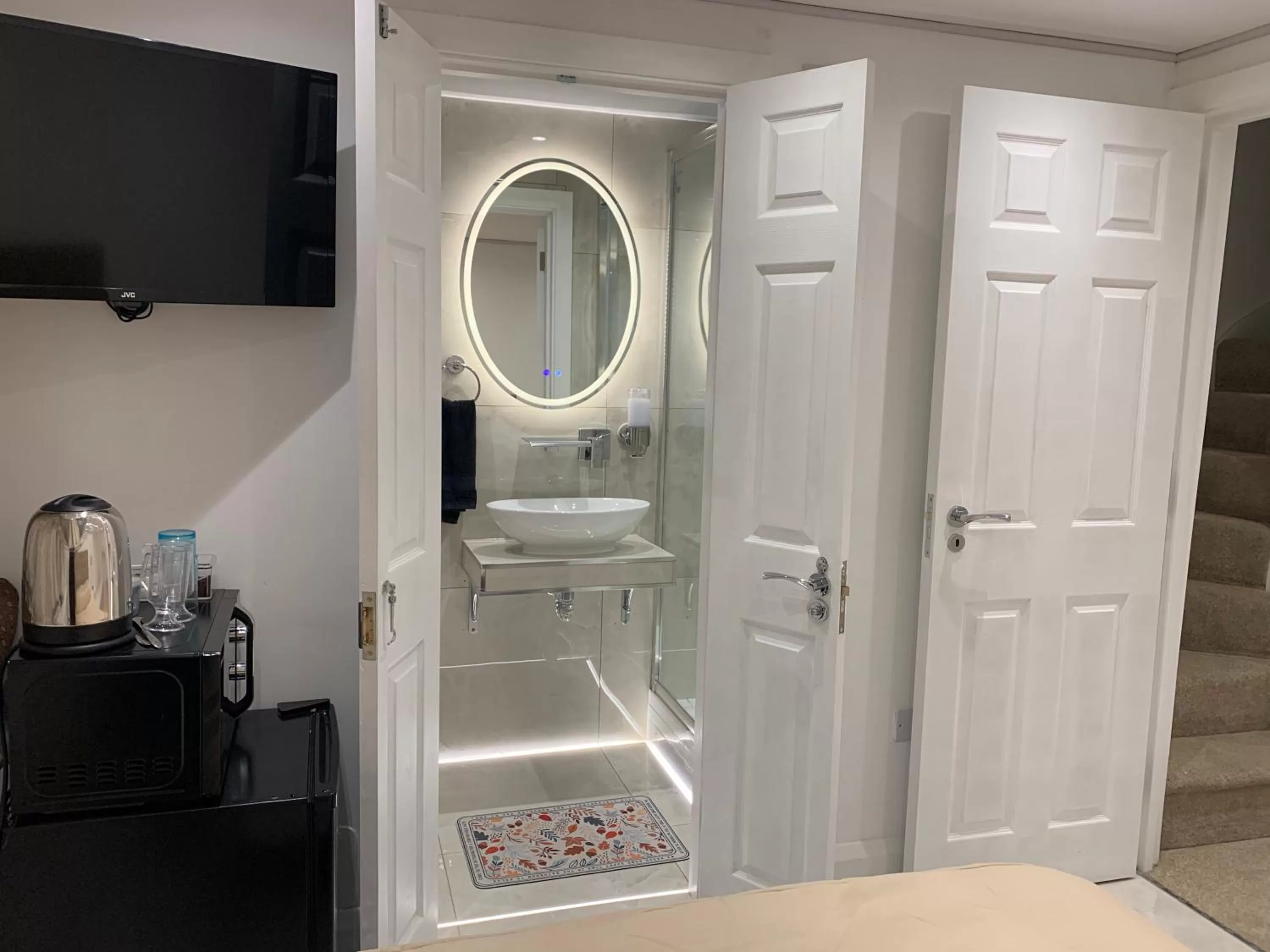 Bathroom in Double Bedroom w Ensuite Bathroom Near Grand Union Canal for Family and Friends