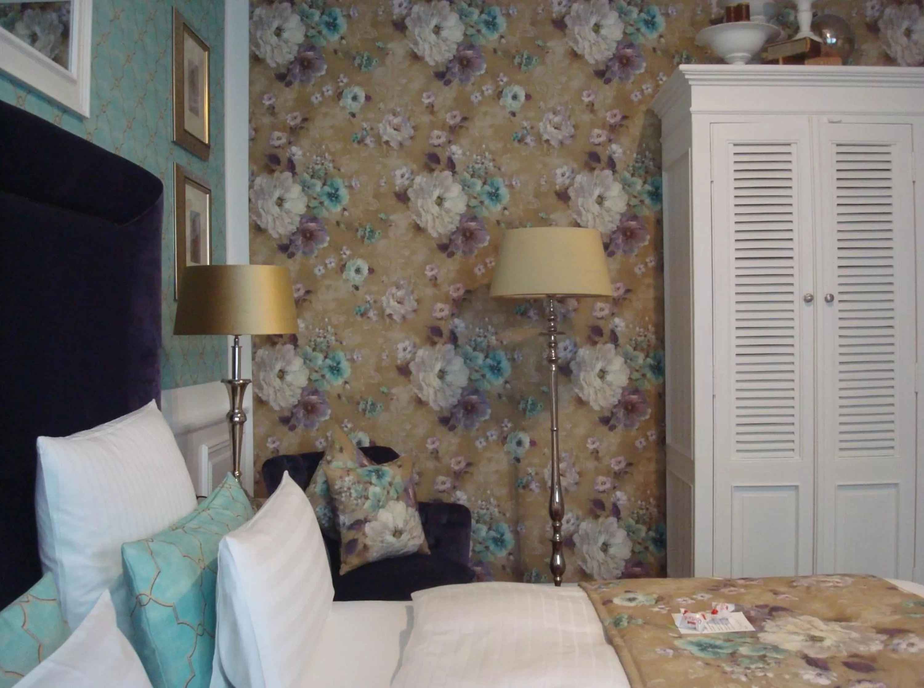 Photo of the whole room, Bed in Hotel Sir & Lady Astor