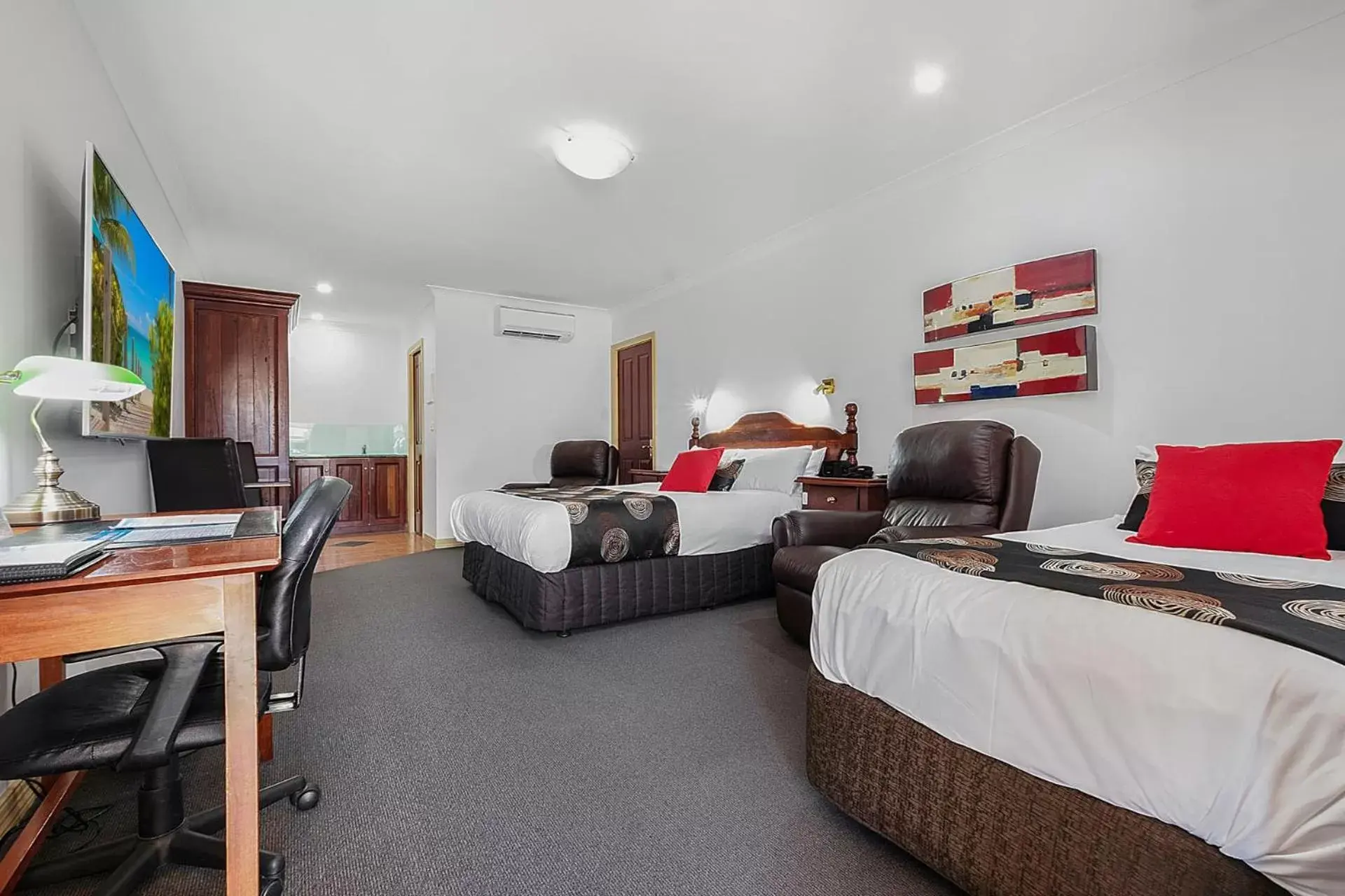 Twin Suite in Georgian Motor Lodge Twin Suite in Georgian Motor Lodge