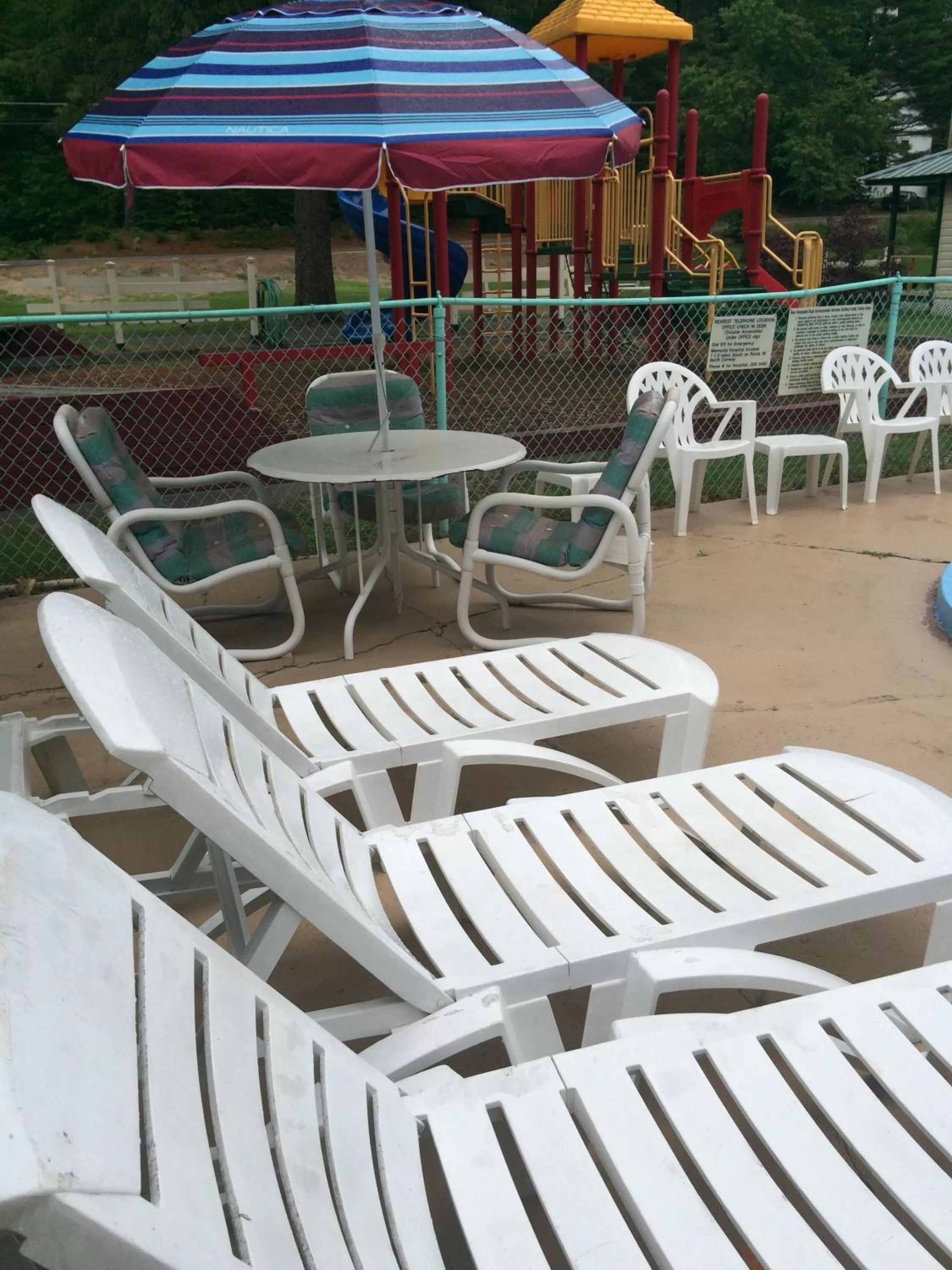 Swimming pool in Perry's Motel and Cottages