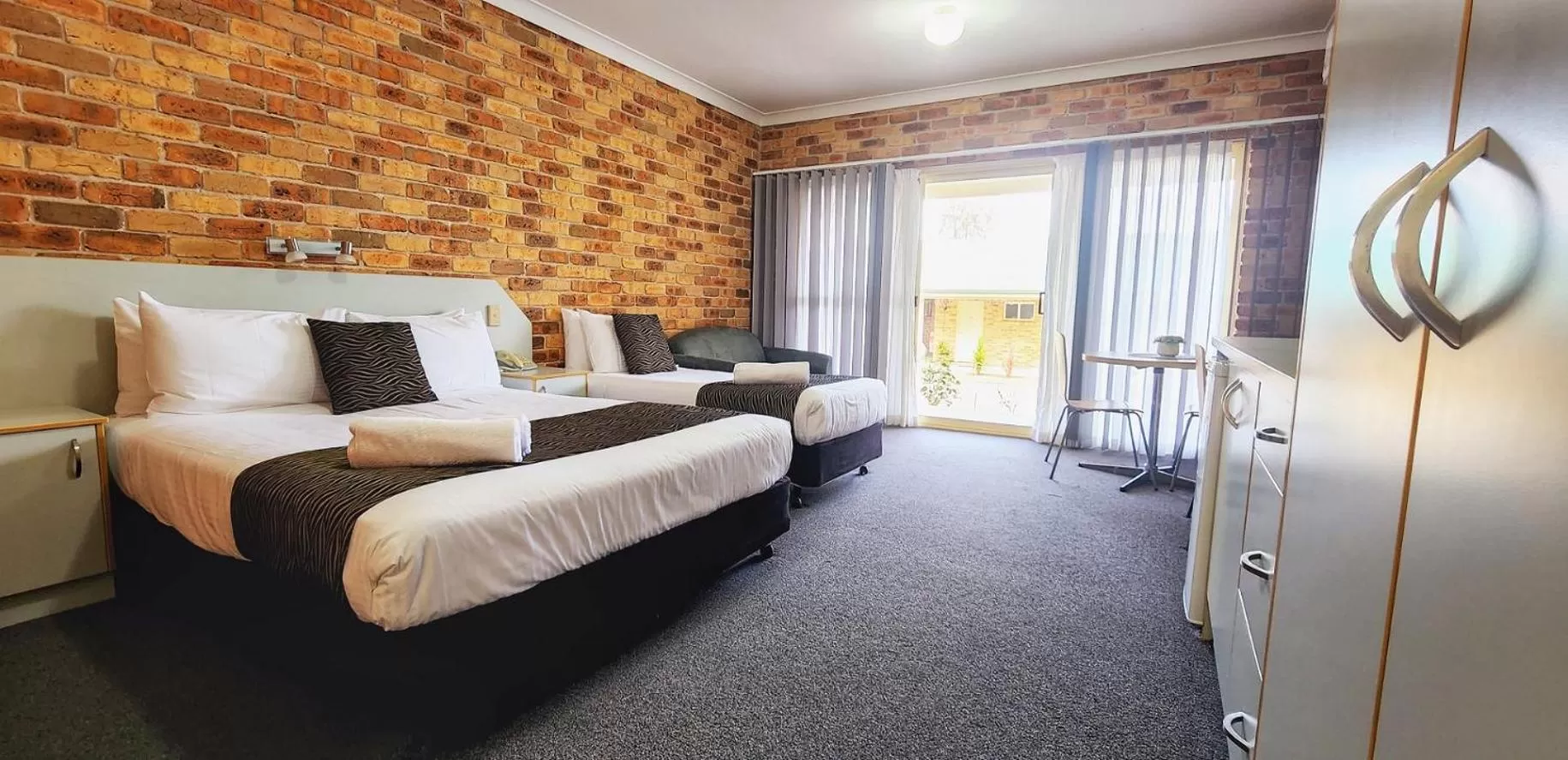 Bed in Golf Club Motor Inn Wingham