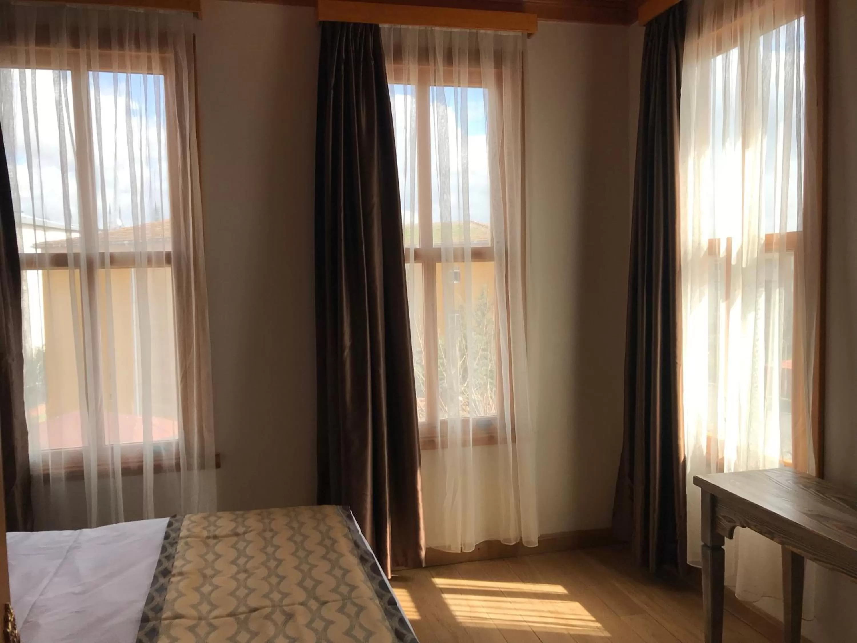 Massage, Bed in Green Mansion