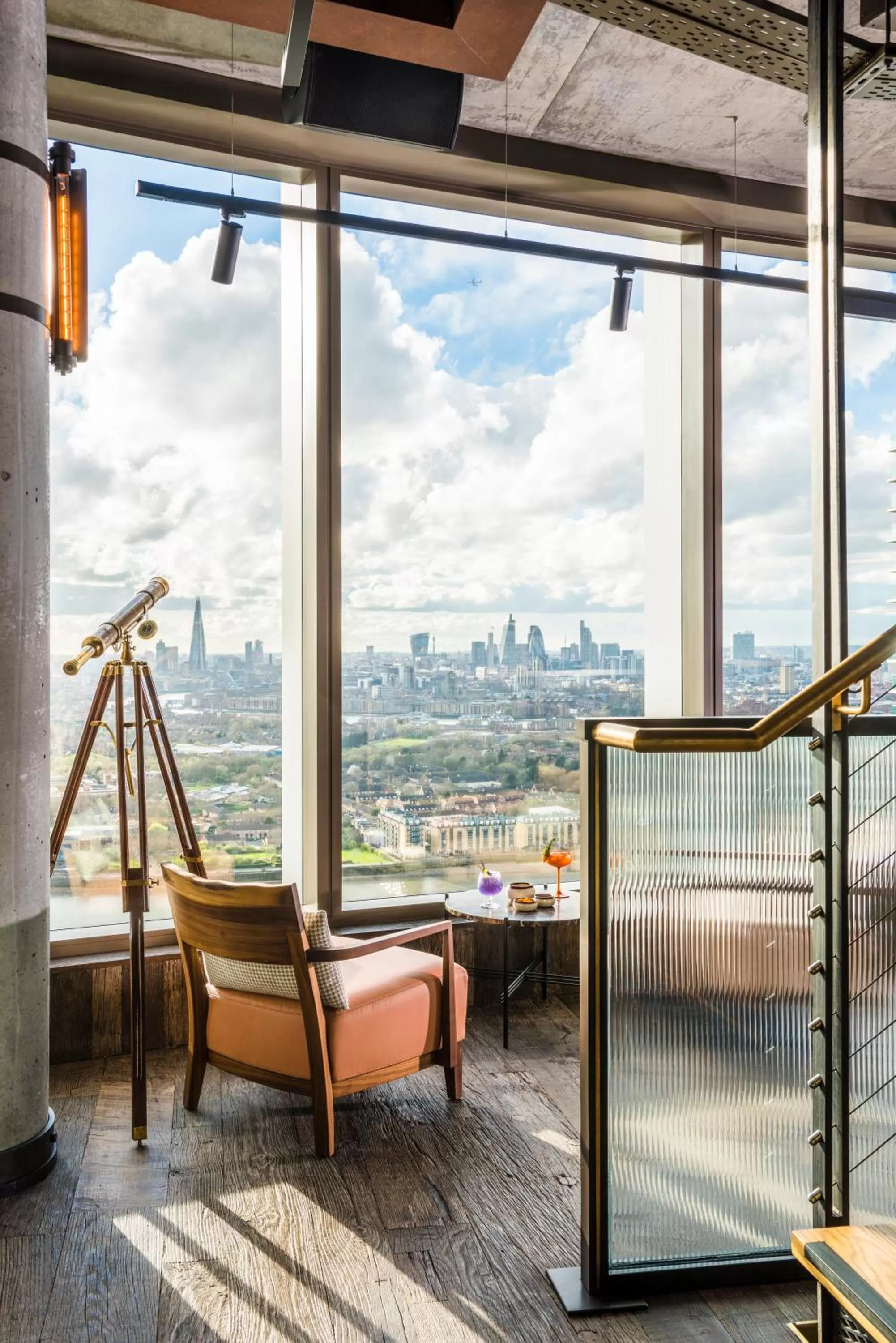 Lounge or bar in Novotel London Canary Wharf