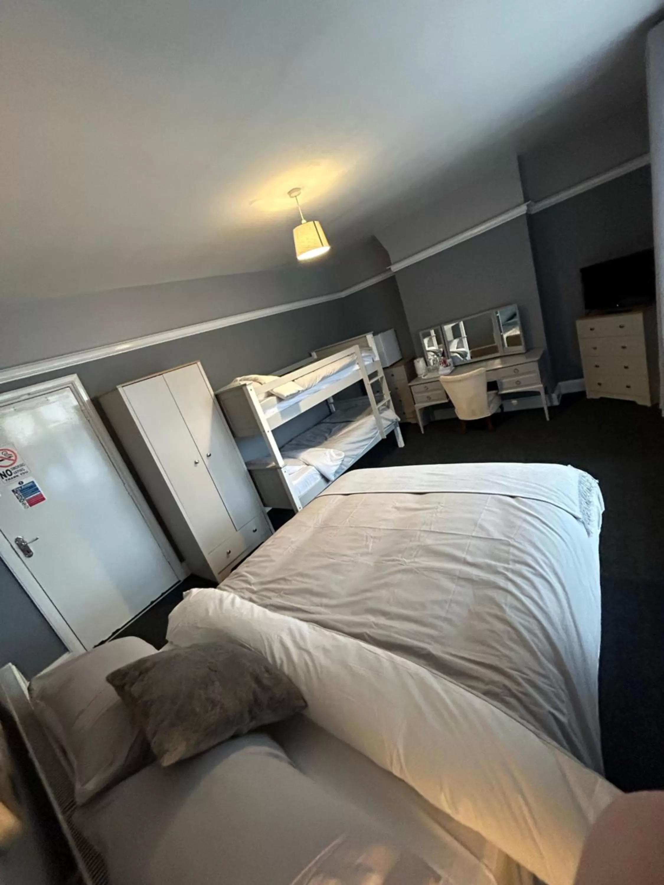 Photo of the whole room, Bed in Balanco’s b&b