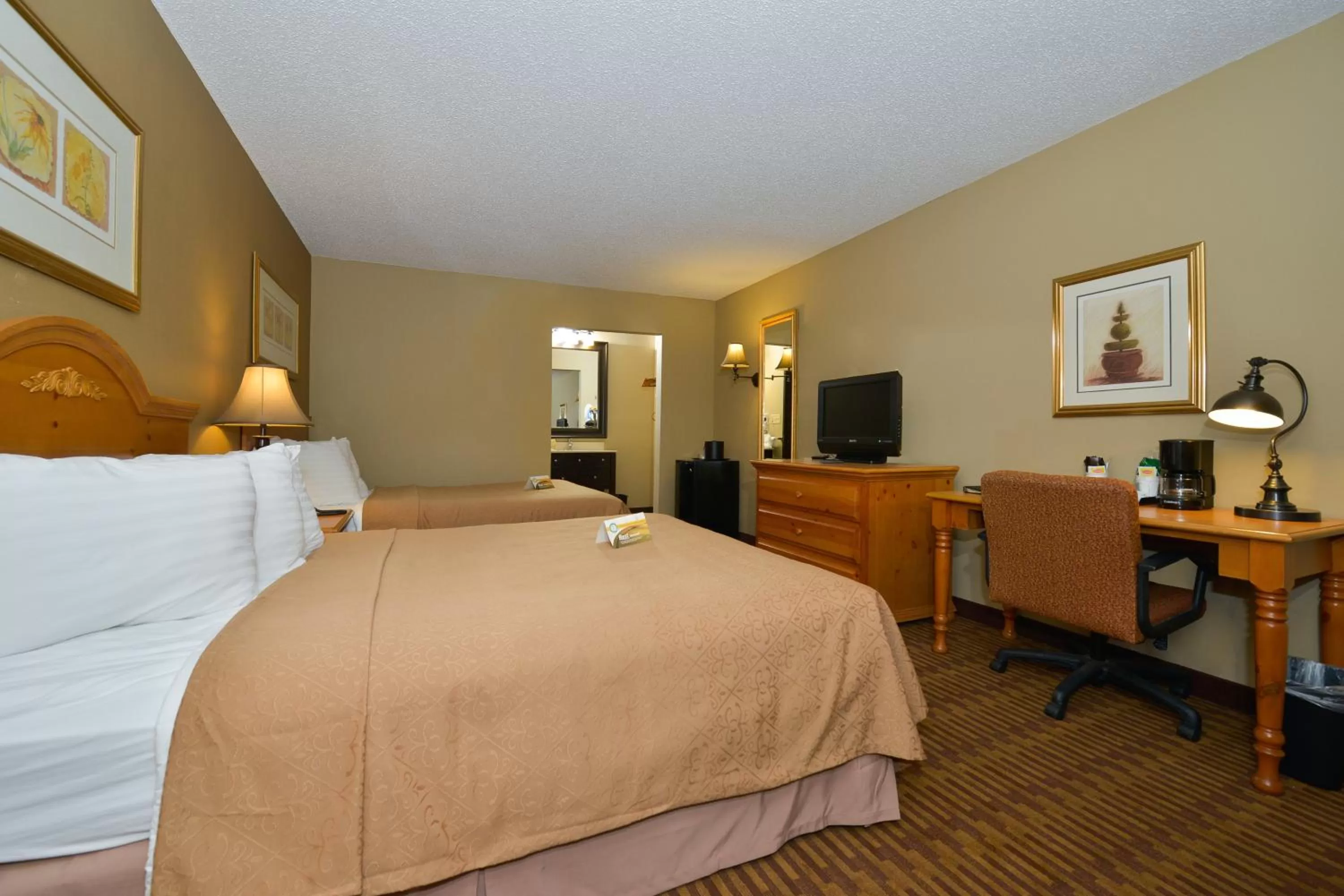 Queen Room with Two Queen Beds - Non-Smoking in Quality Inn US65 & E Battlefield Rd Springfield