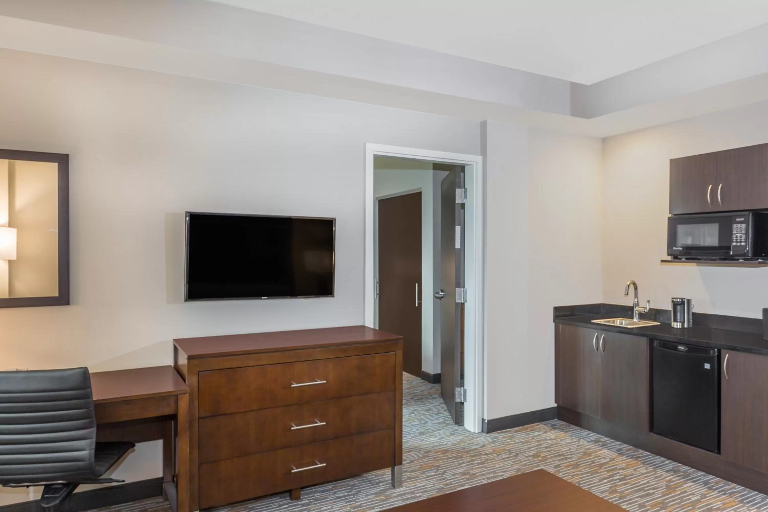 TV and multimedia in Wingate by Wyndham Miami Airport