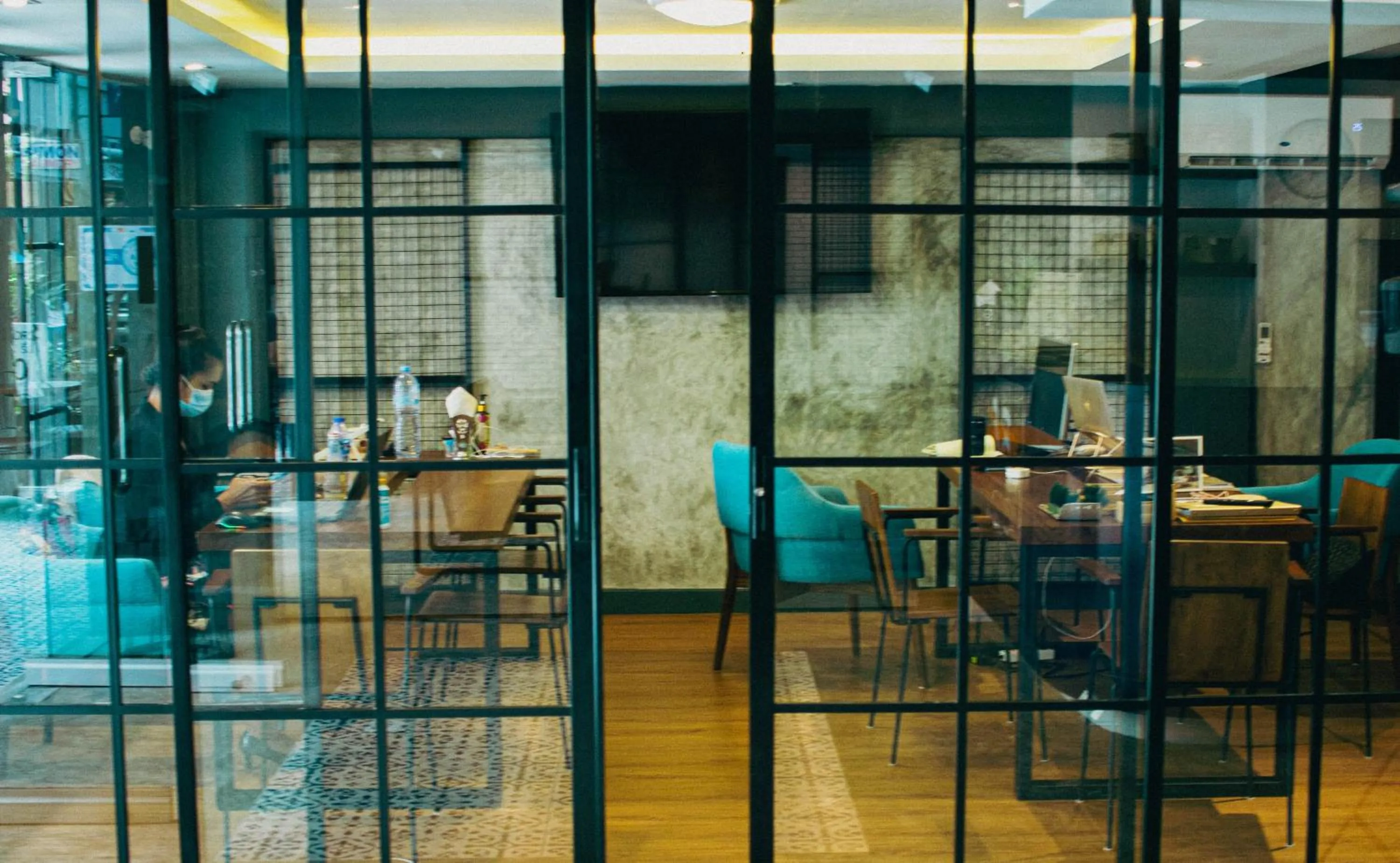 Communal lounge/ TV room in BH Baan Paradise Hotel Patong