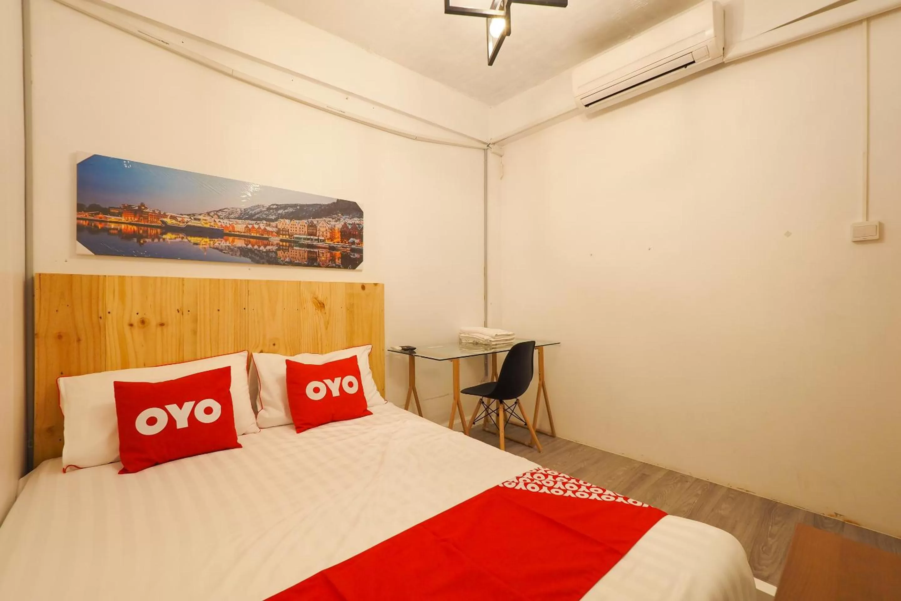 Double Room with Shared Bathroom in OYO 615 Bossa House Hostel & Cafe