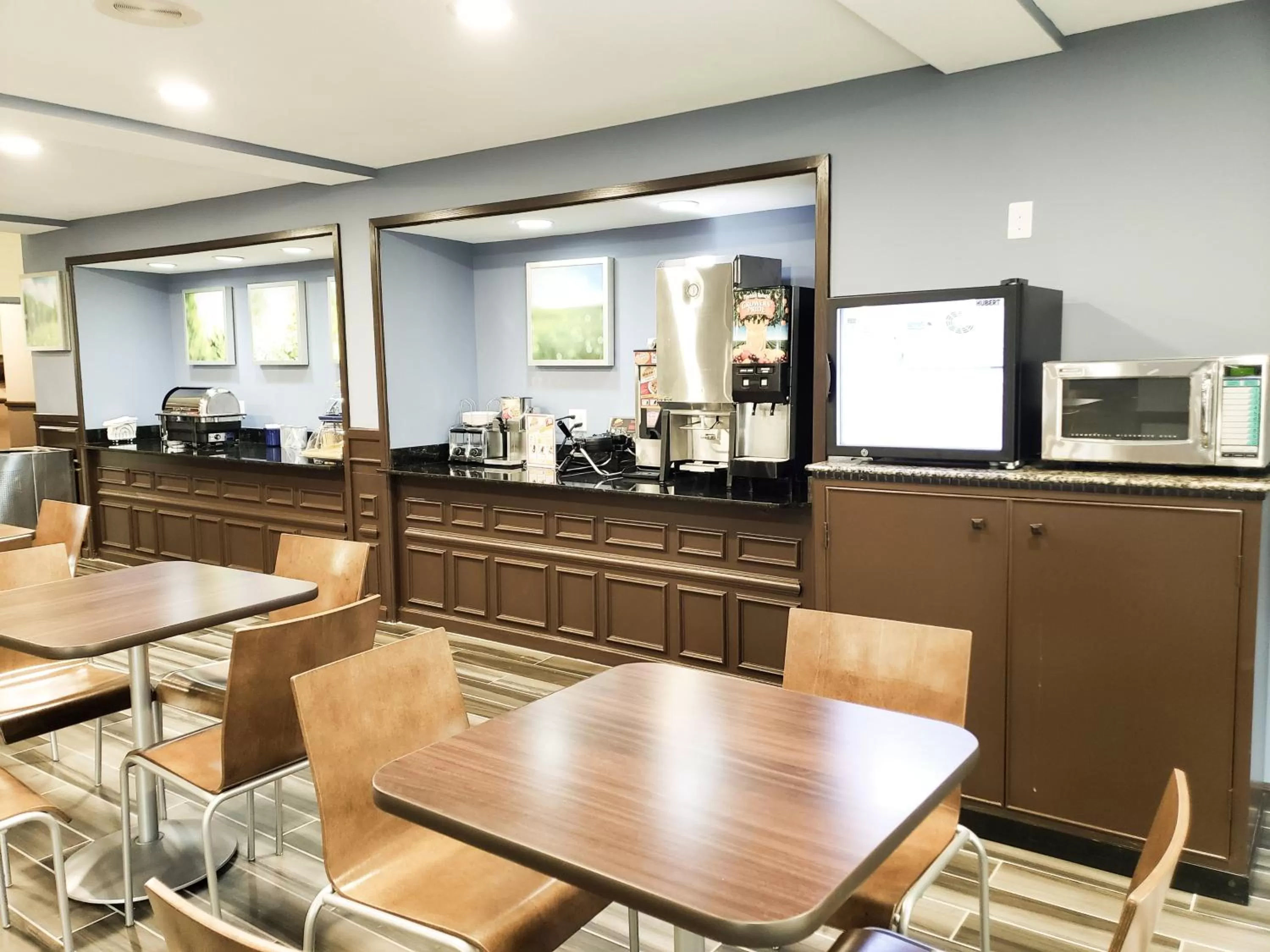 Days Inn & Suites by Wyndham Merrillville